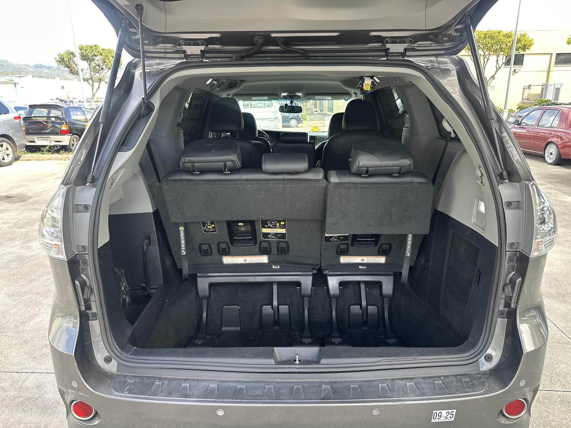 2016 Toyota Sienna SE photo 31