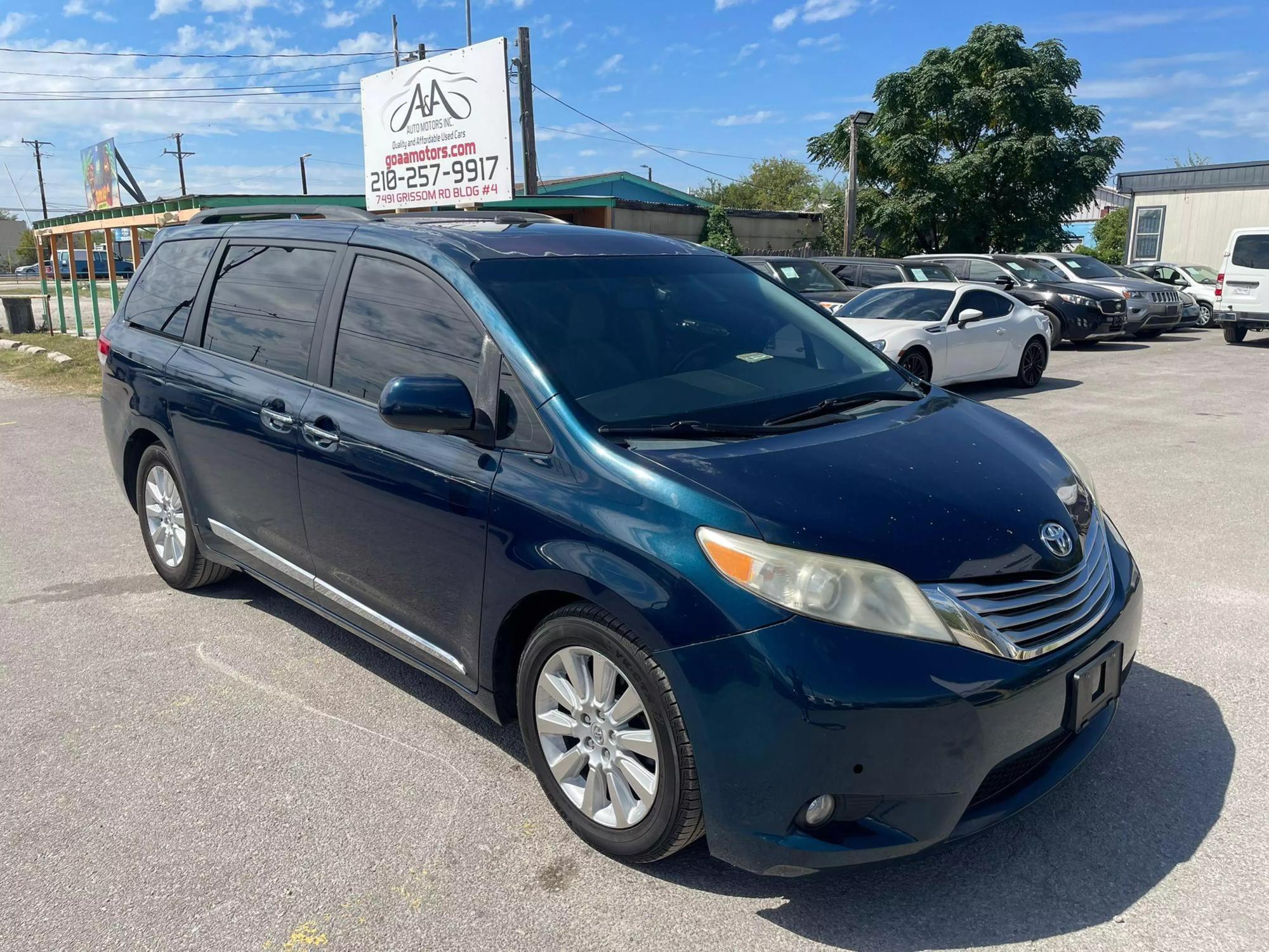 2011 Toyota Sienna XLE photo 14