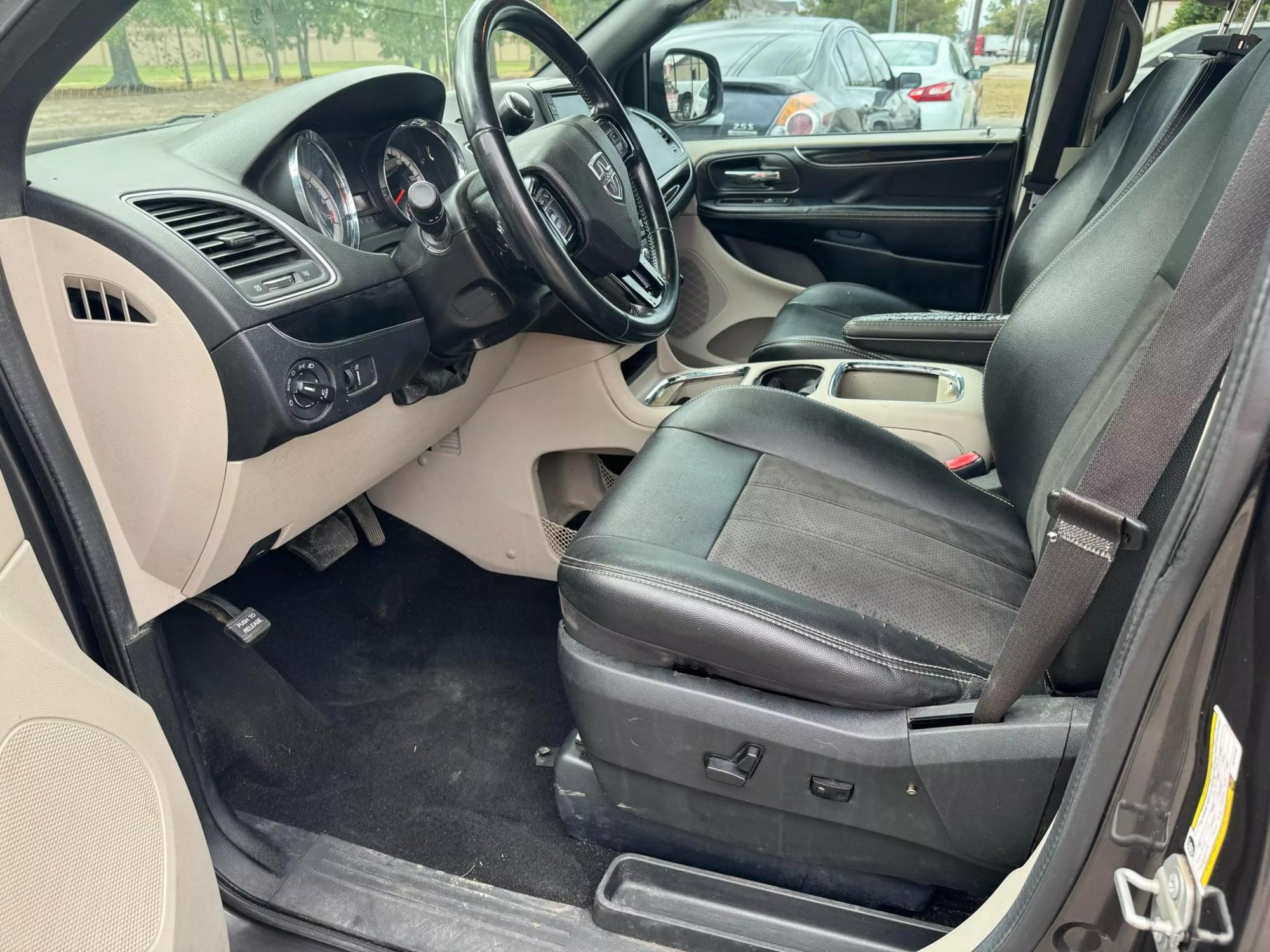 2019 Dodge Grand Caravan SXT photo 19