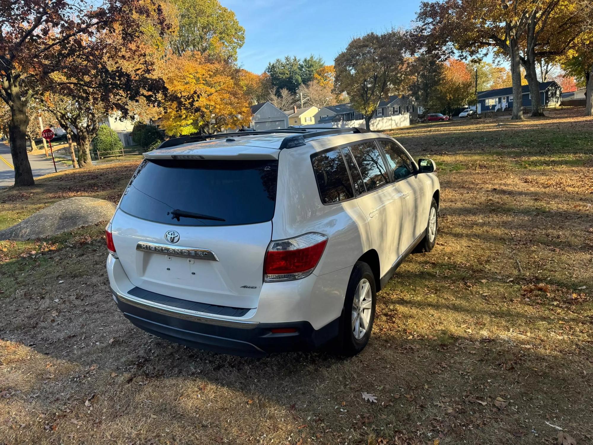 2011 Toyota Highlander SE photo 24