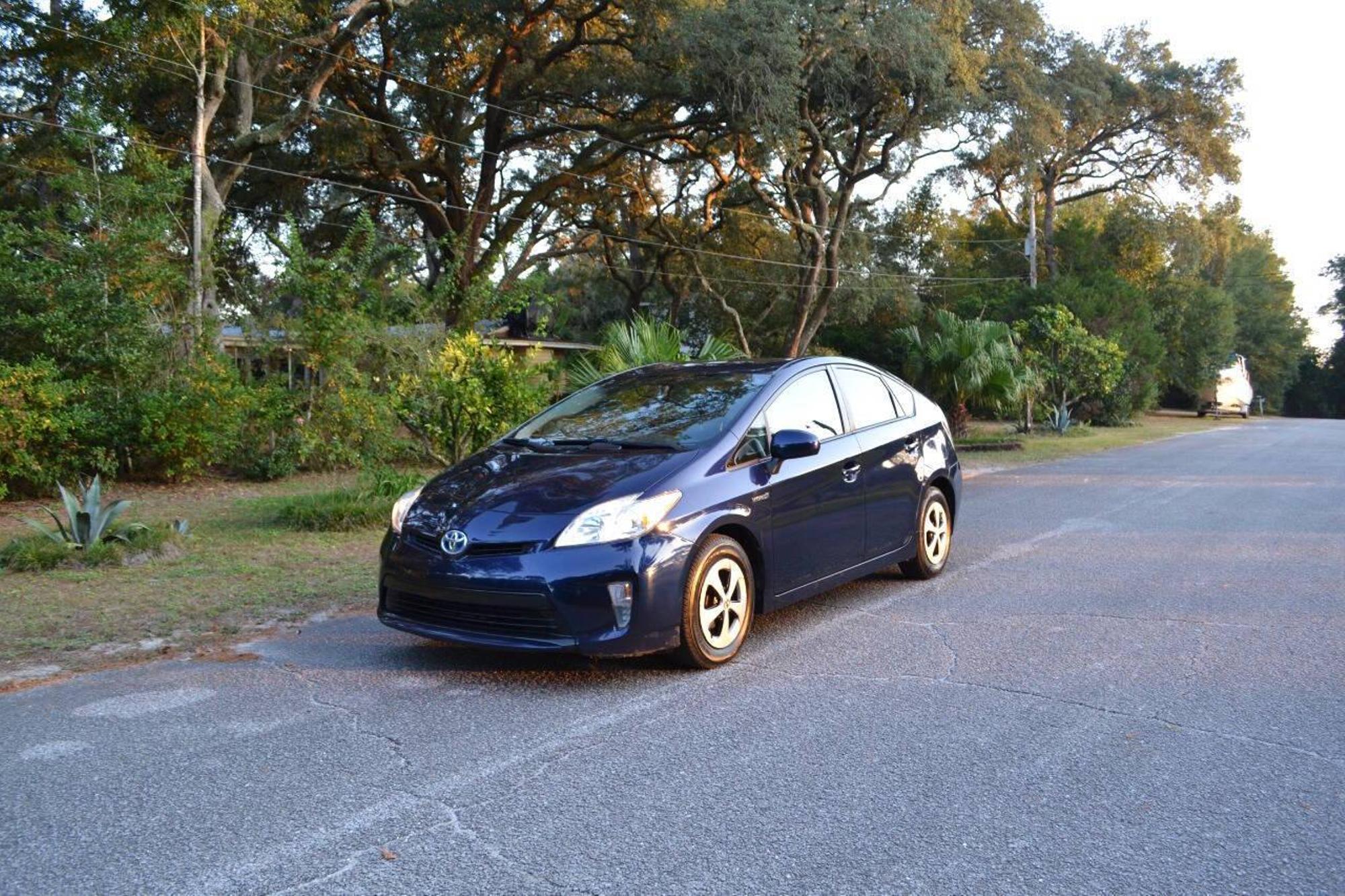 2014 Toyota Prius Four photo 37