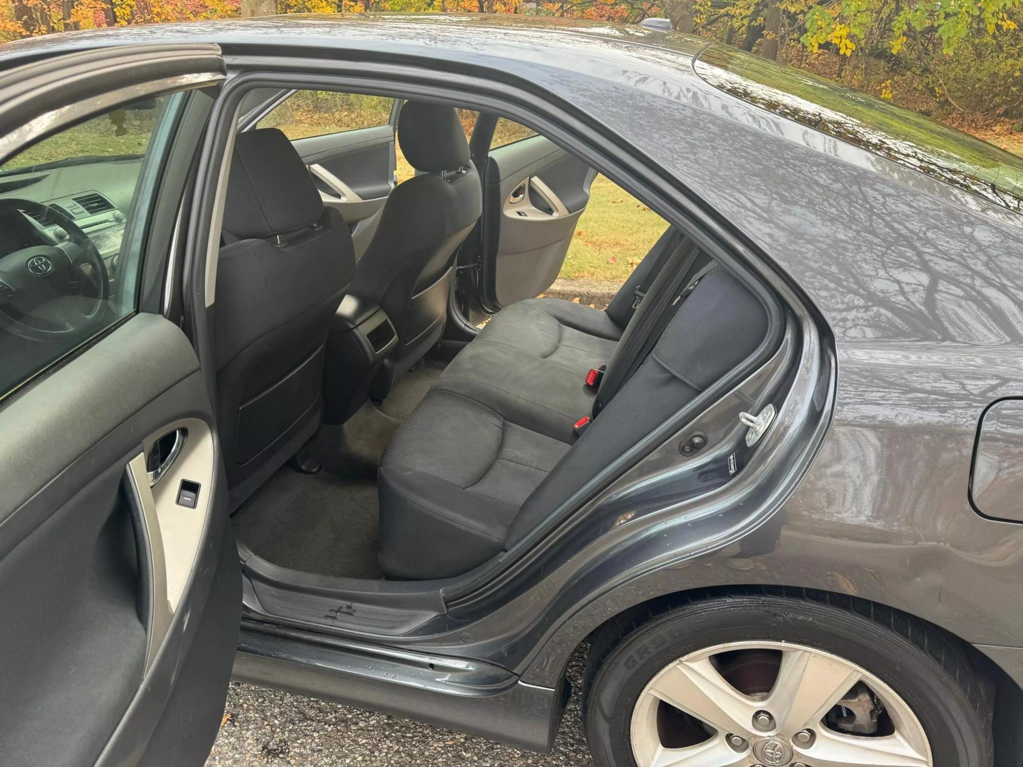 2010 Toyota Camry SE photo 23