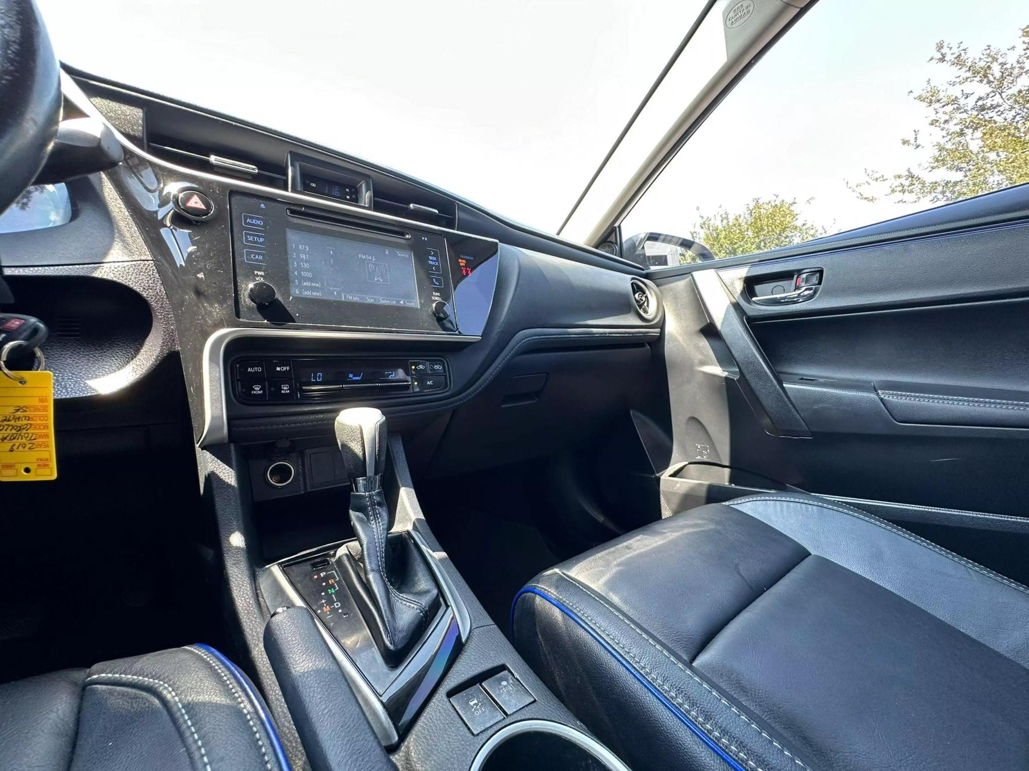 2018 Toyota Corolla SE photo 19