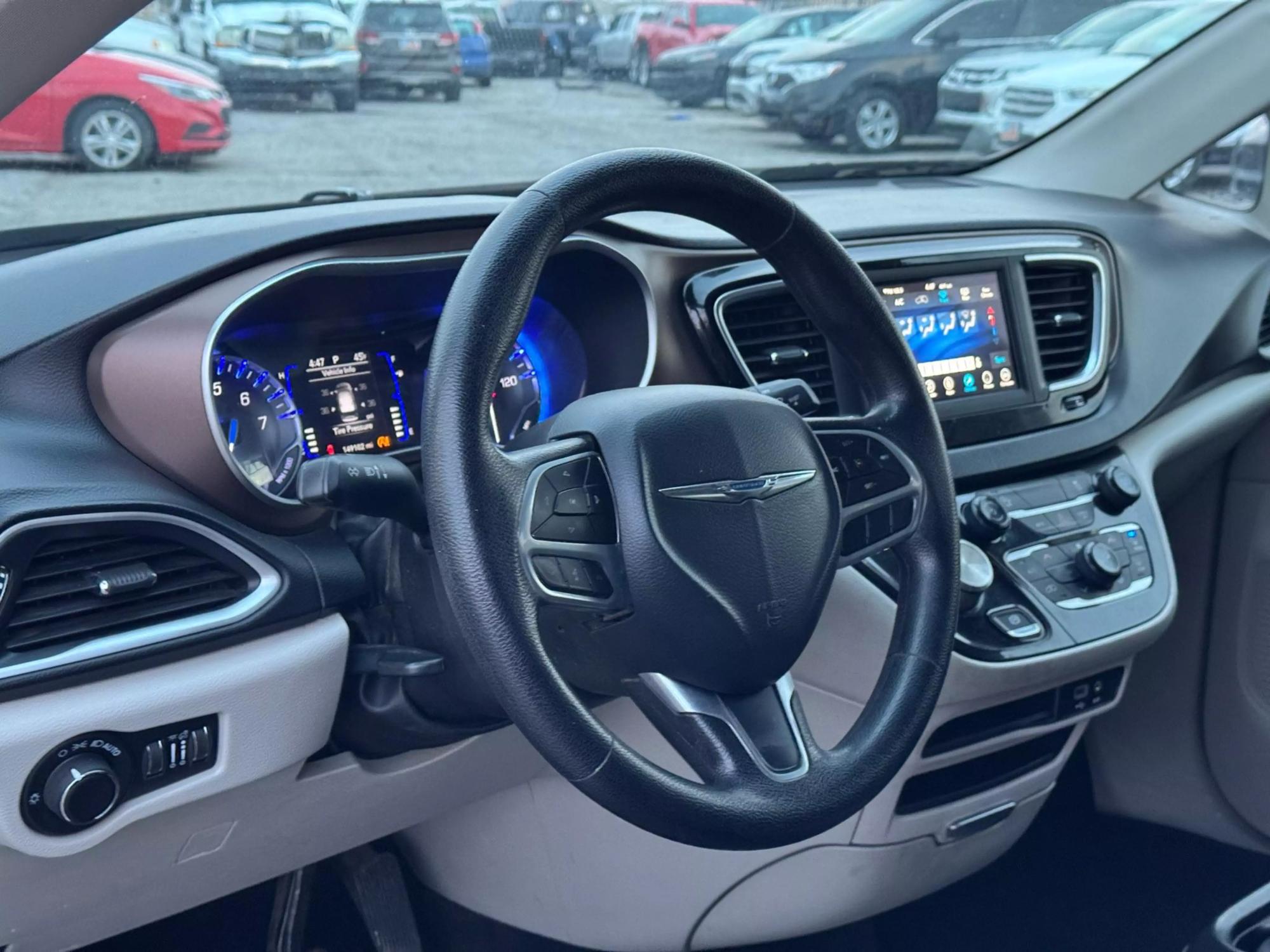 2020 Chrysler Voyager null photo 34