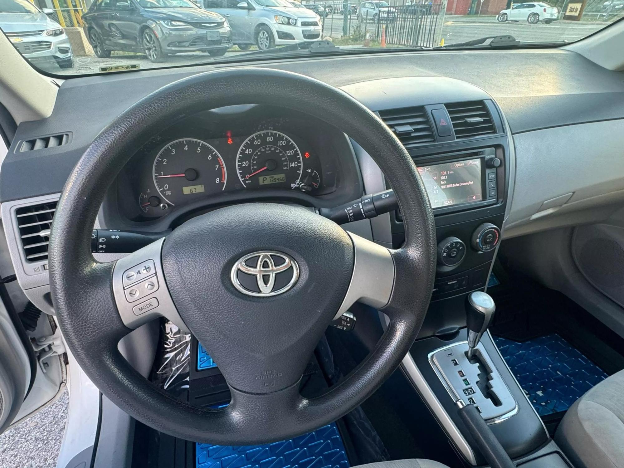 2013 Toyota Corolla LE photo 25