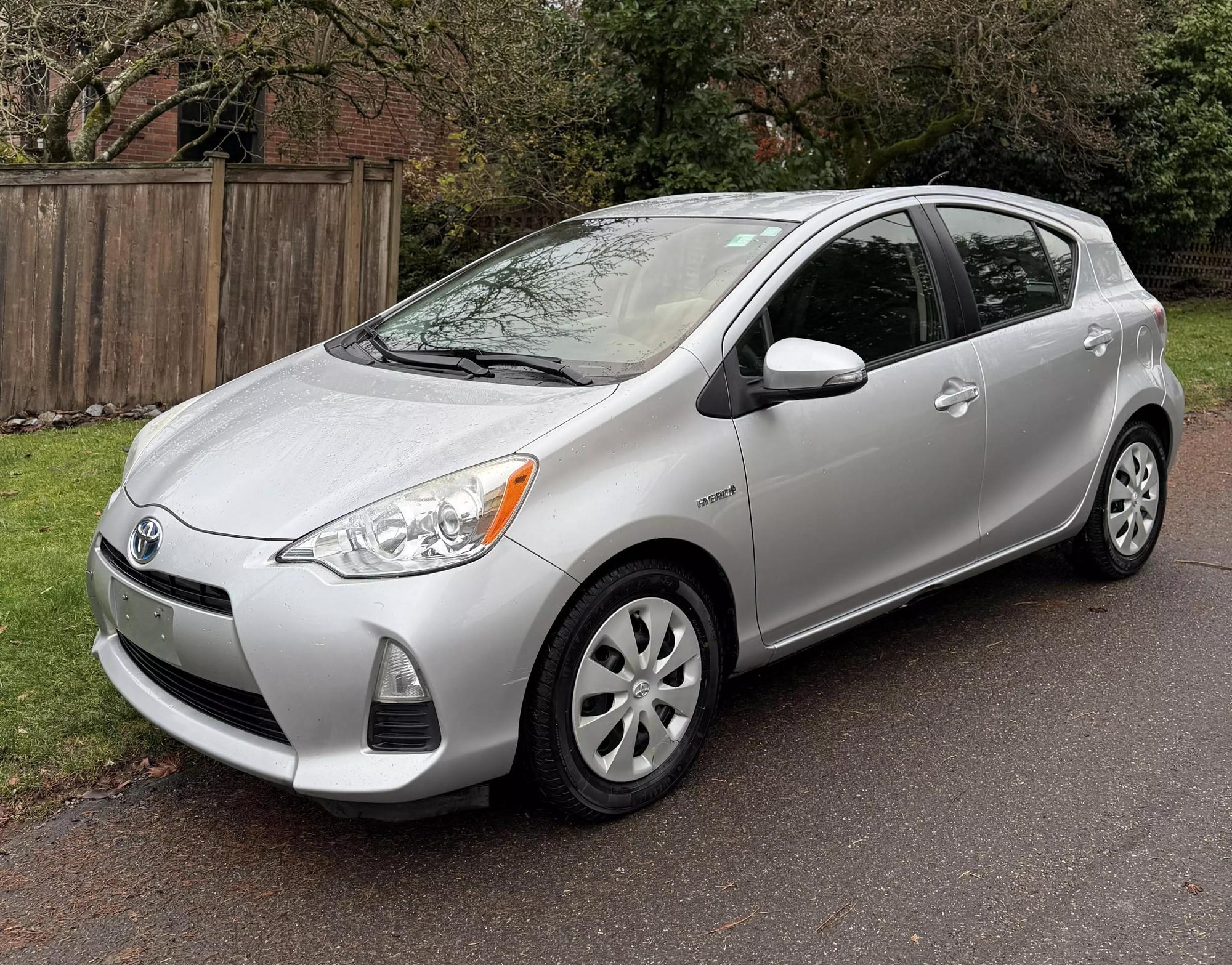 2012 Toyota Prius c One photo 17