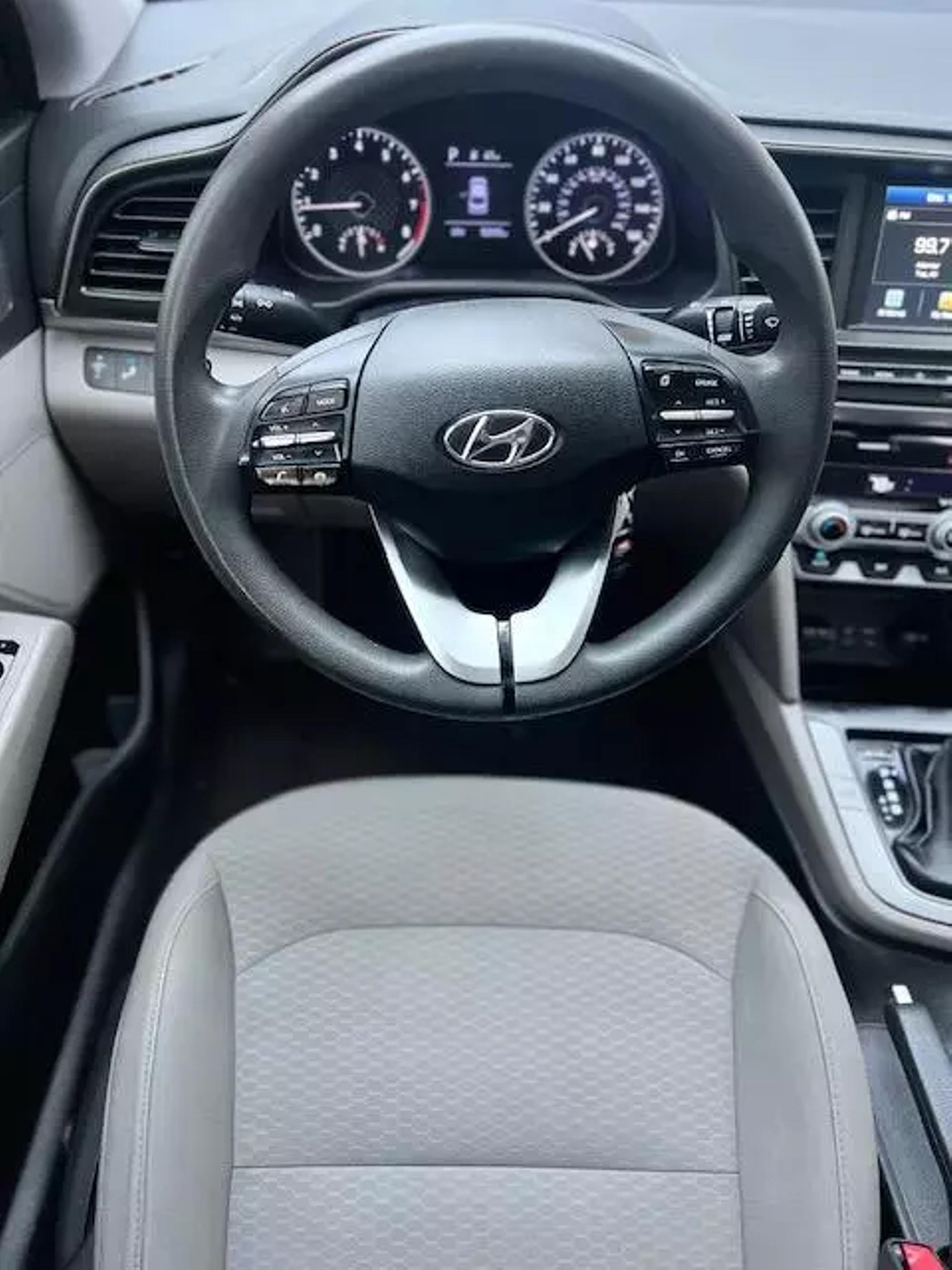 2020 Hyundai Elantra SEL photo 19