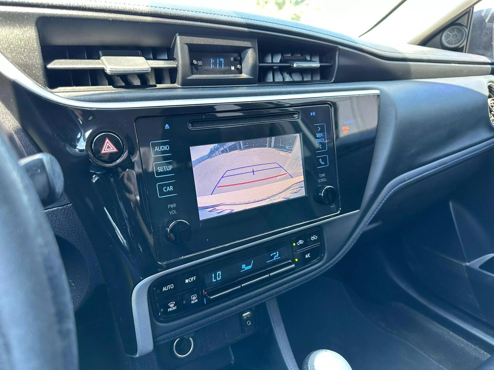 2018 Toyota Corolla SE photo 17