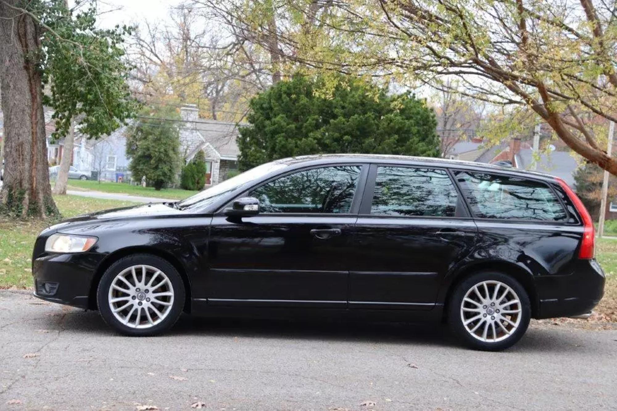 2011 Volvo V50 R-Design photo 32