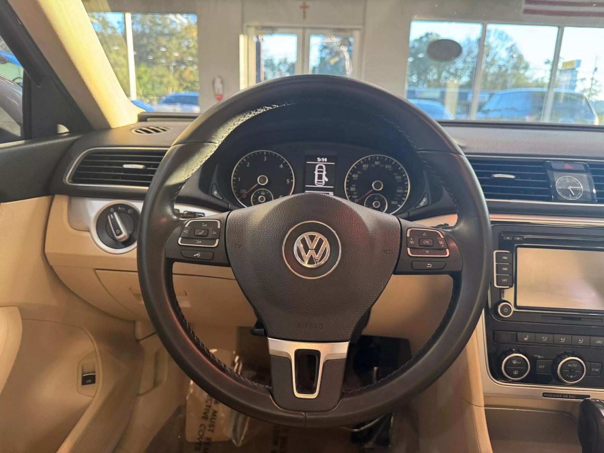 2012 Volkswagen Passat SE photo 10