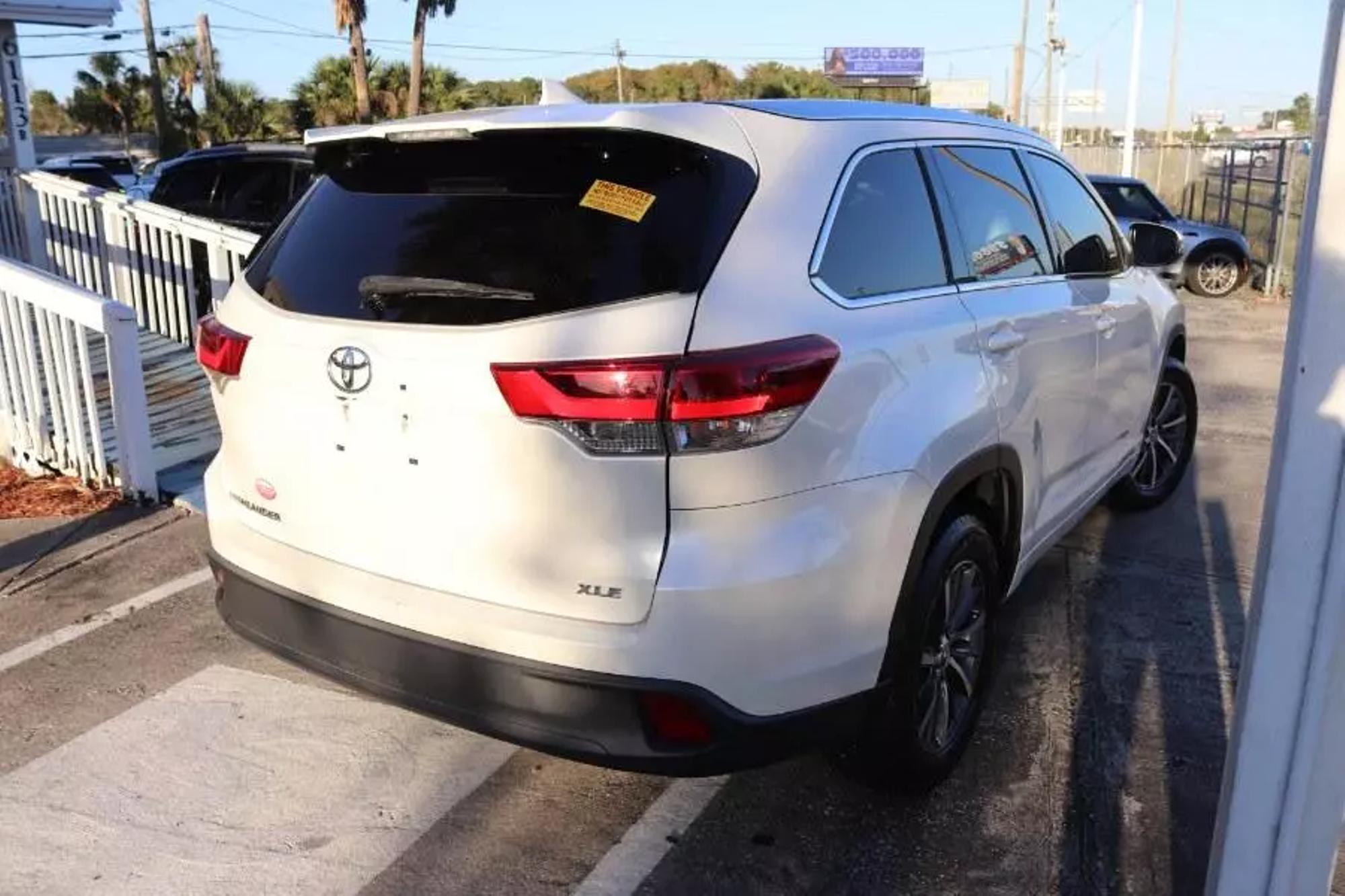 2017 Toyota Highlander XLE photo 16