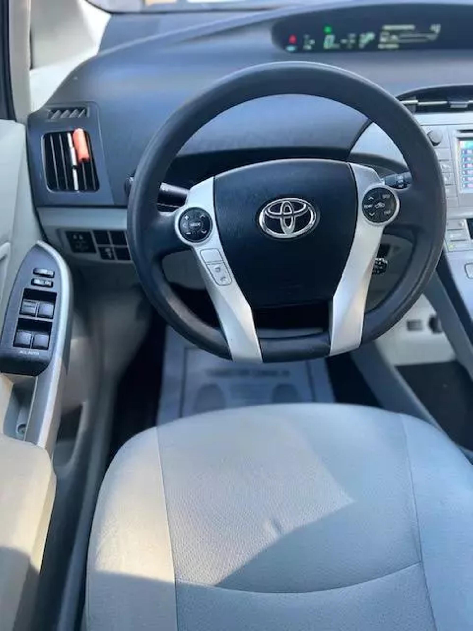 2013 Toyota Prius One photo 20