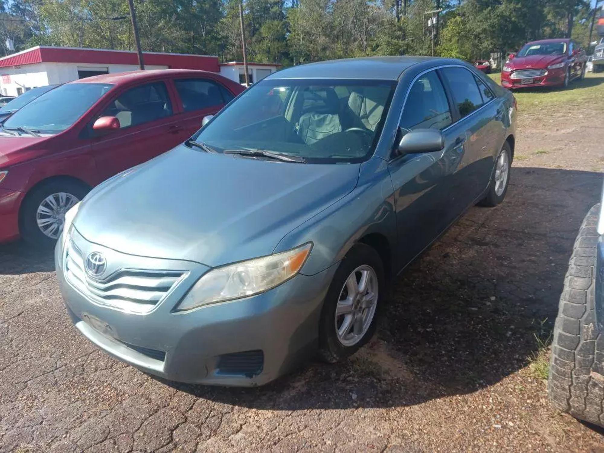 2010 Toyota Camry LE photo 4