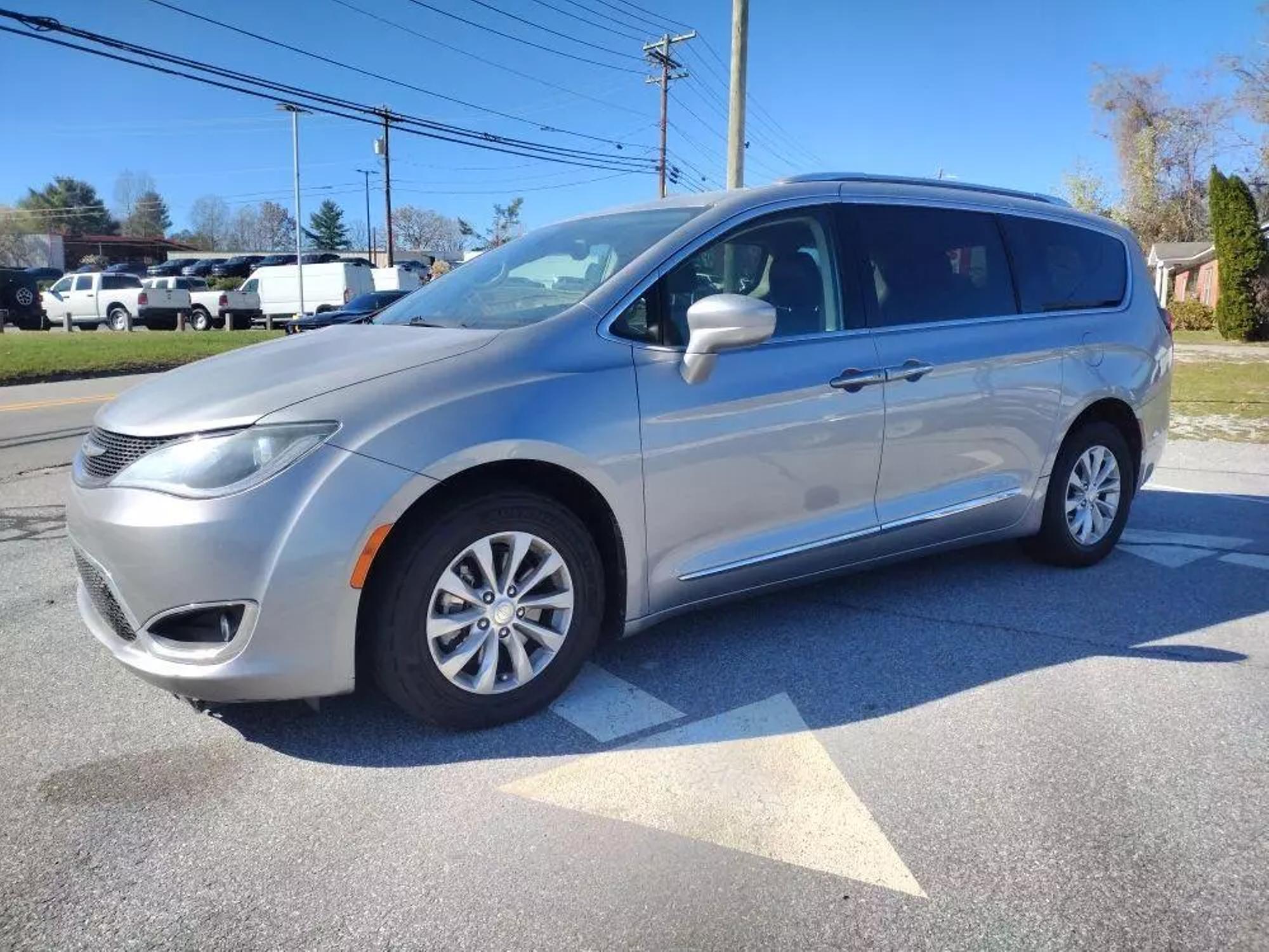 2019 Chrysler Pacifica Touring L photo 12