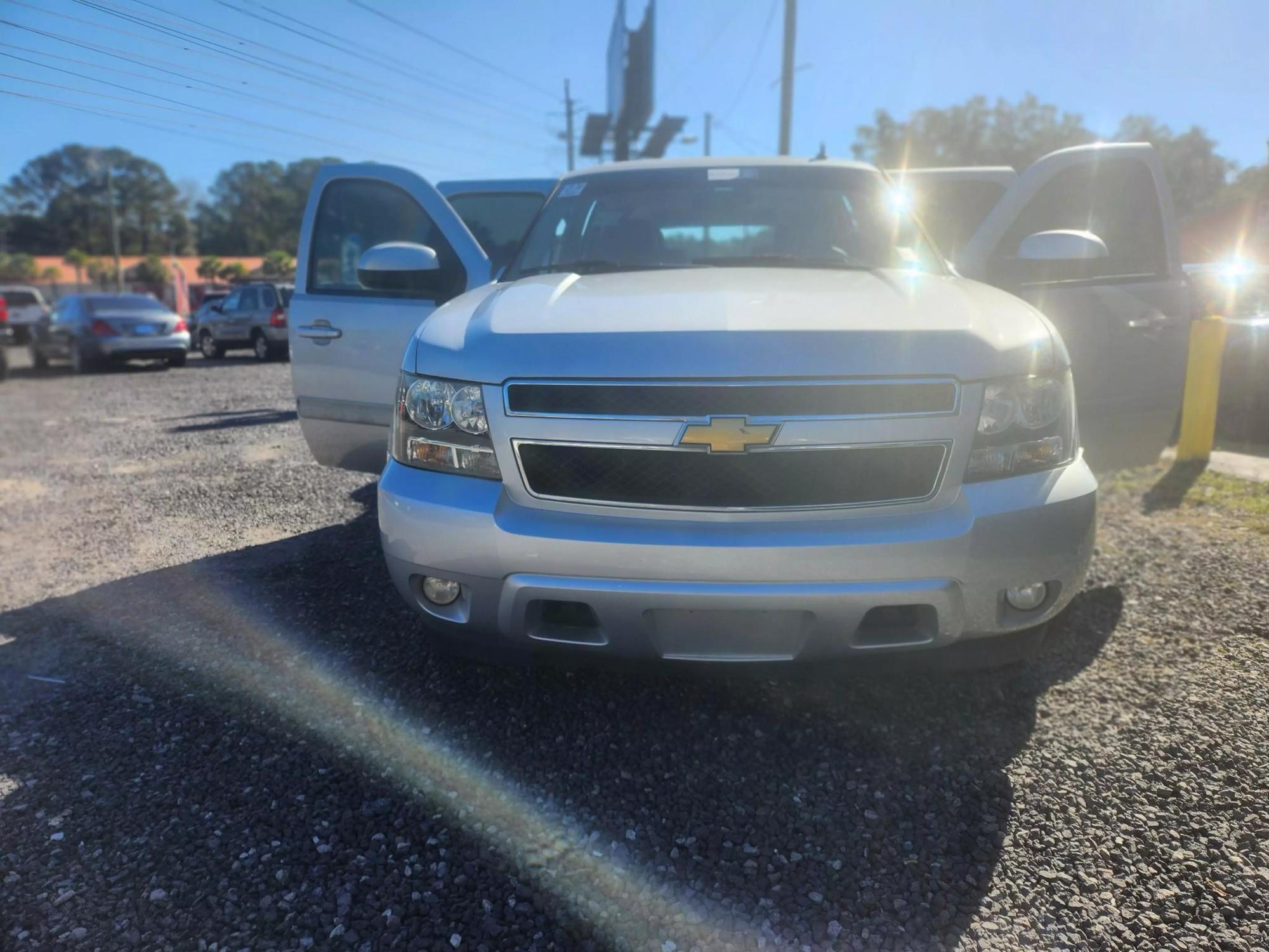 2013 Chevrolet Suburban LT photo 12