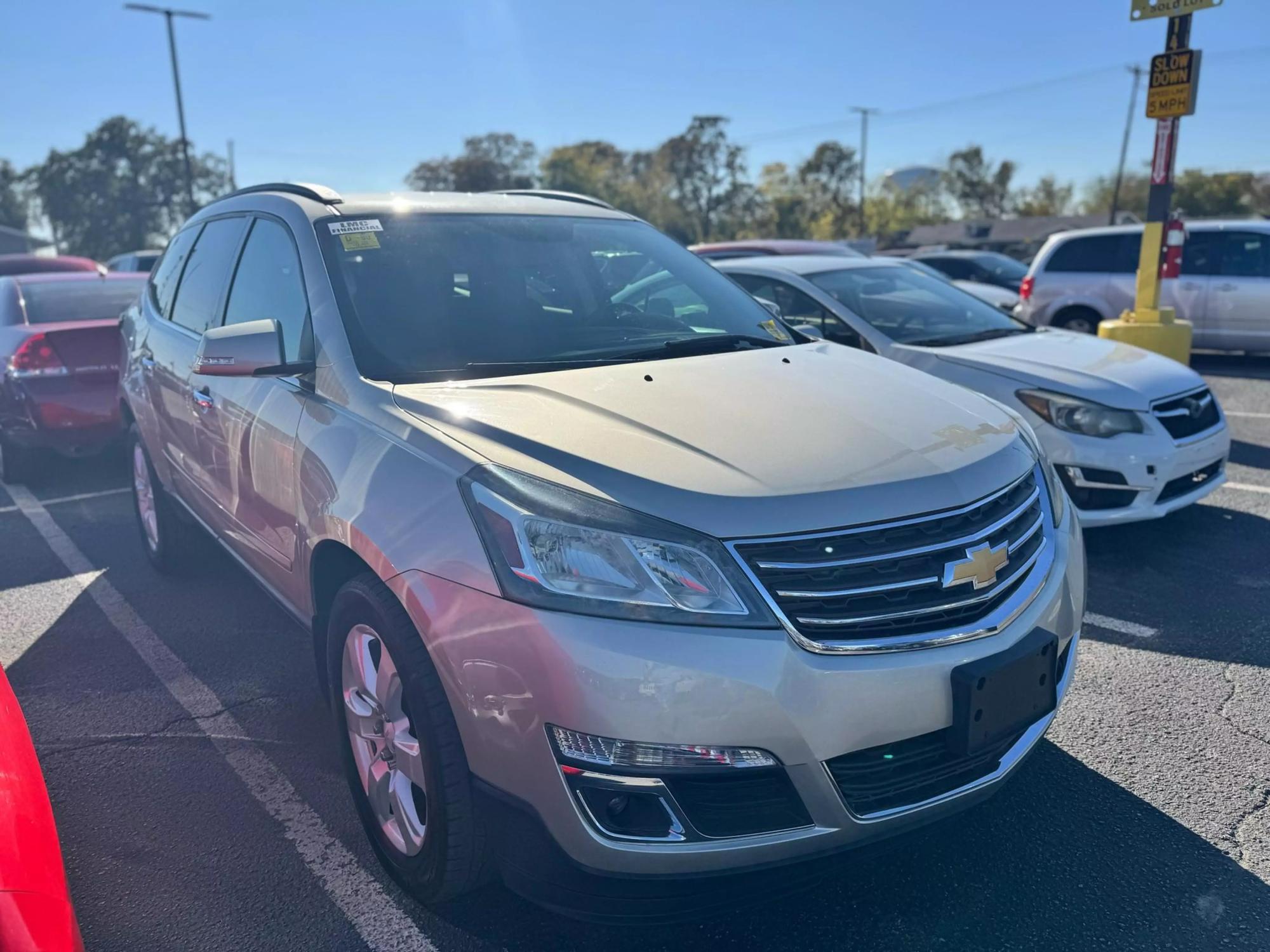 2016 Chevrolet Traverse 1LT photo 2