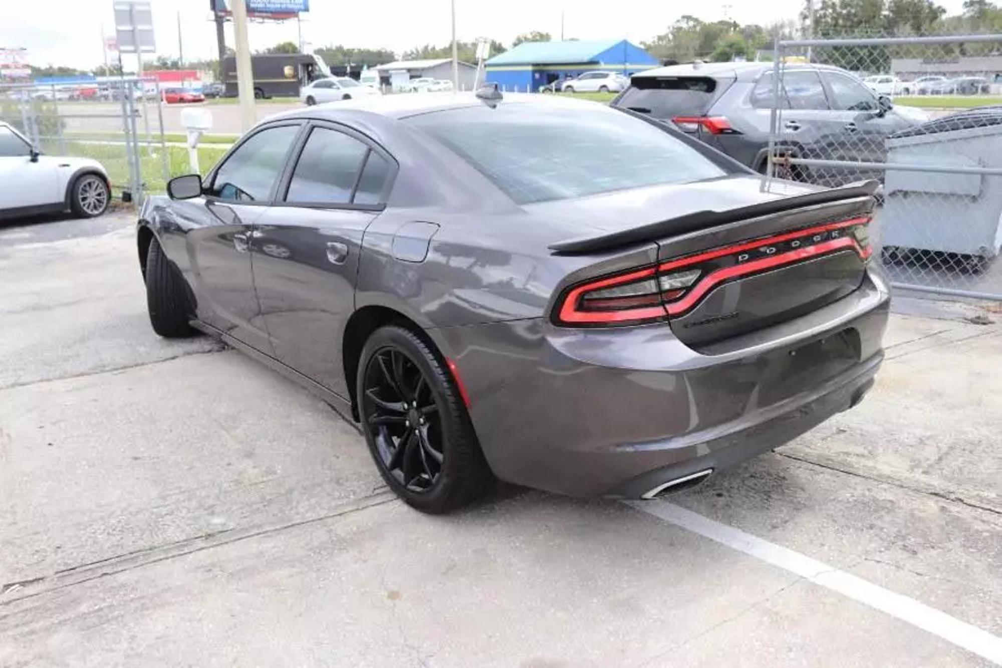 2016 Dodge Charger SXT photo 13