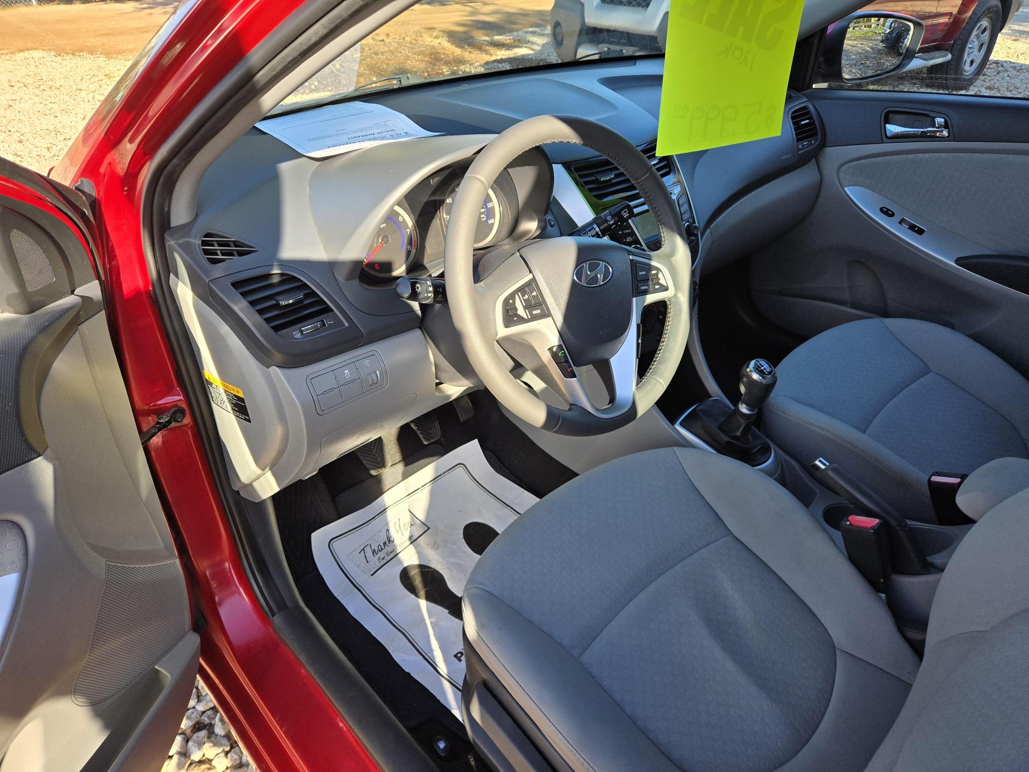 2013 Hyundai Accent SE photo 32