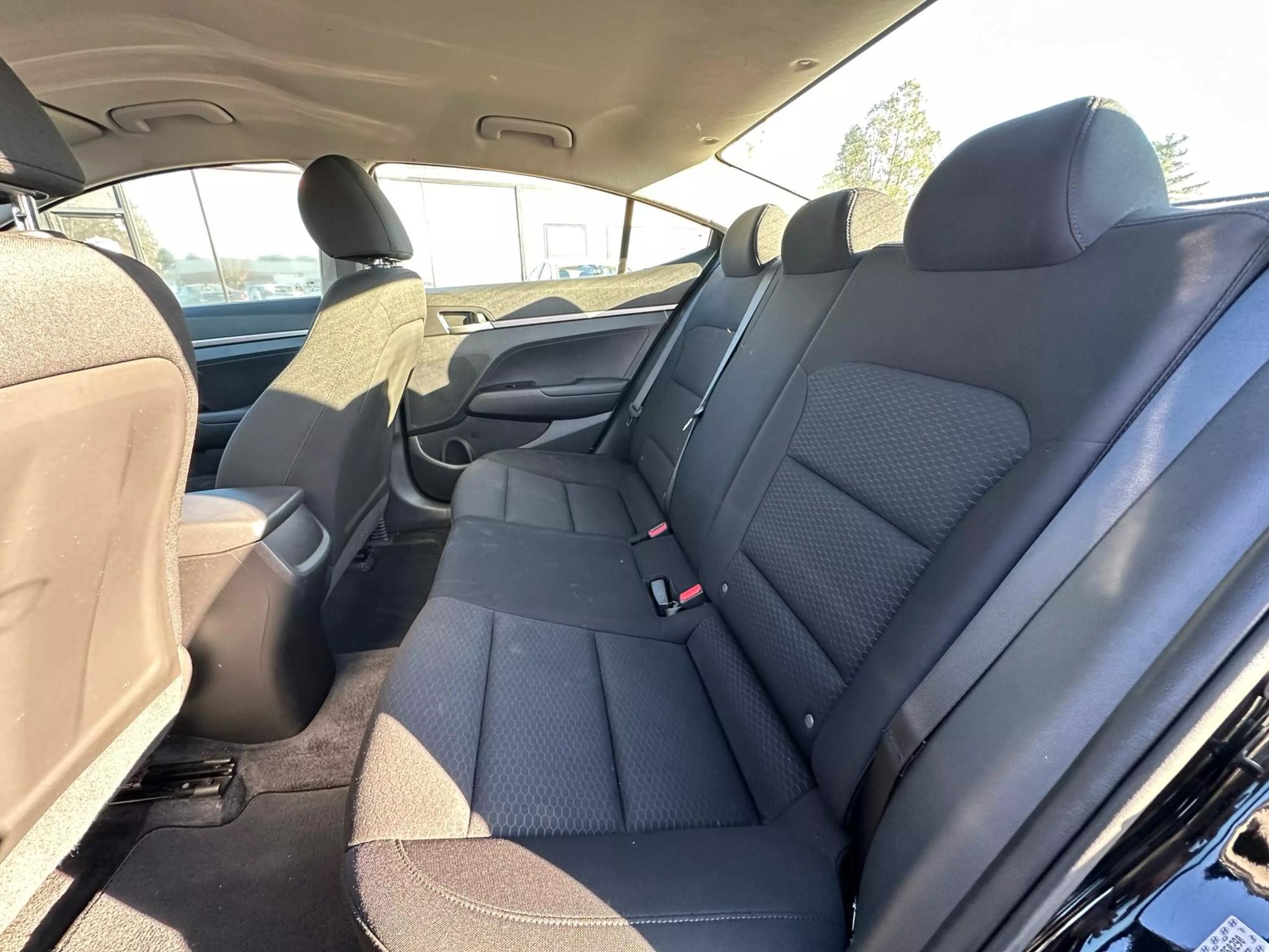 2019 Hyundai Elantra SE photo 31