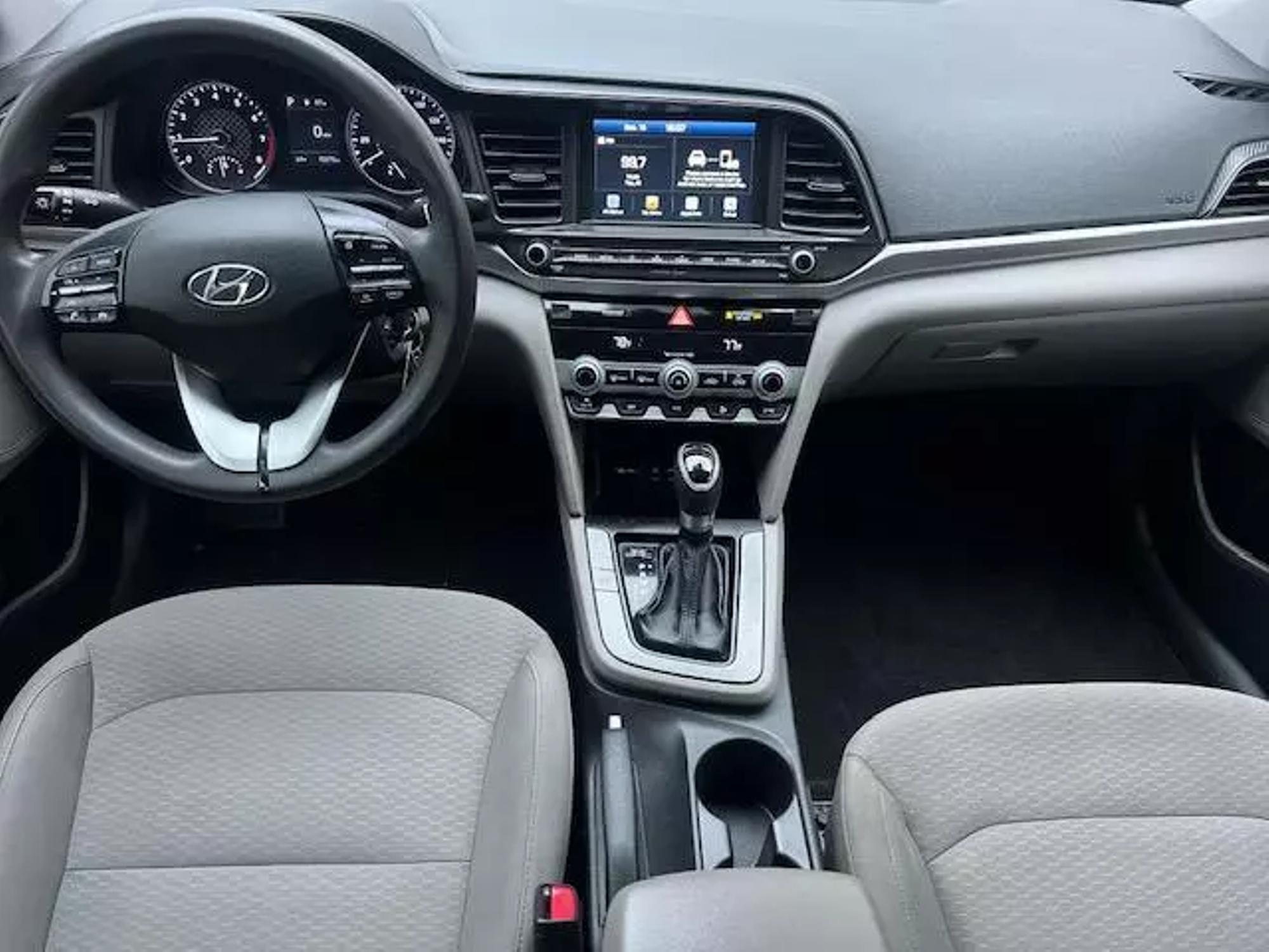 2020 Hyundai Elantra SEL photo 17