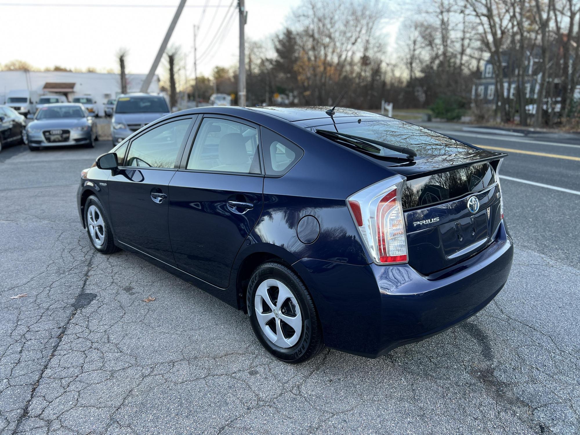 2013 Toyota Prius One photo 38