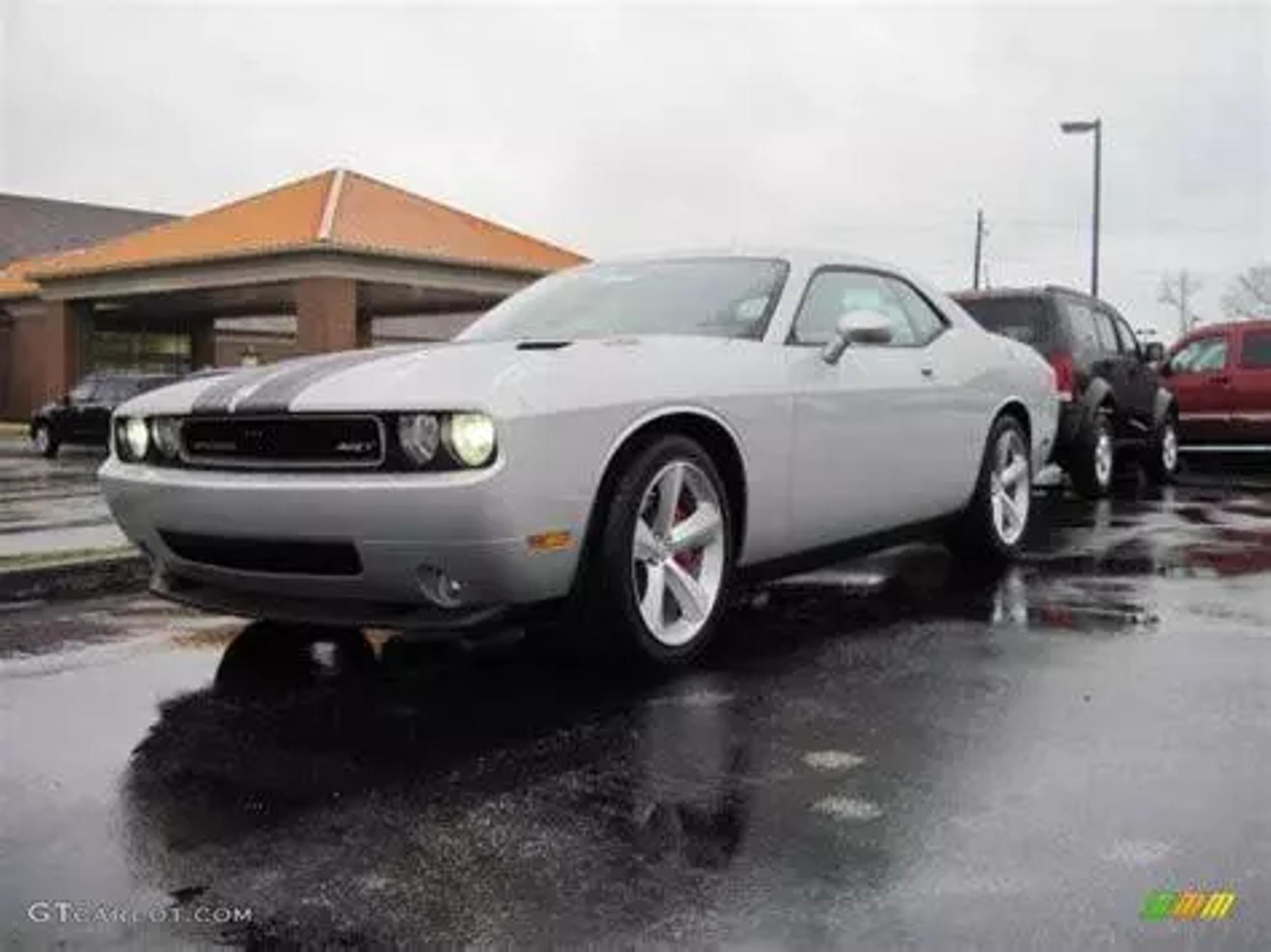 2010 Dodge Challenger SE photo 3