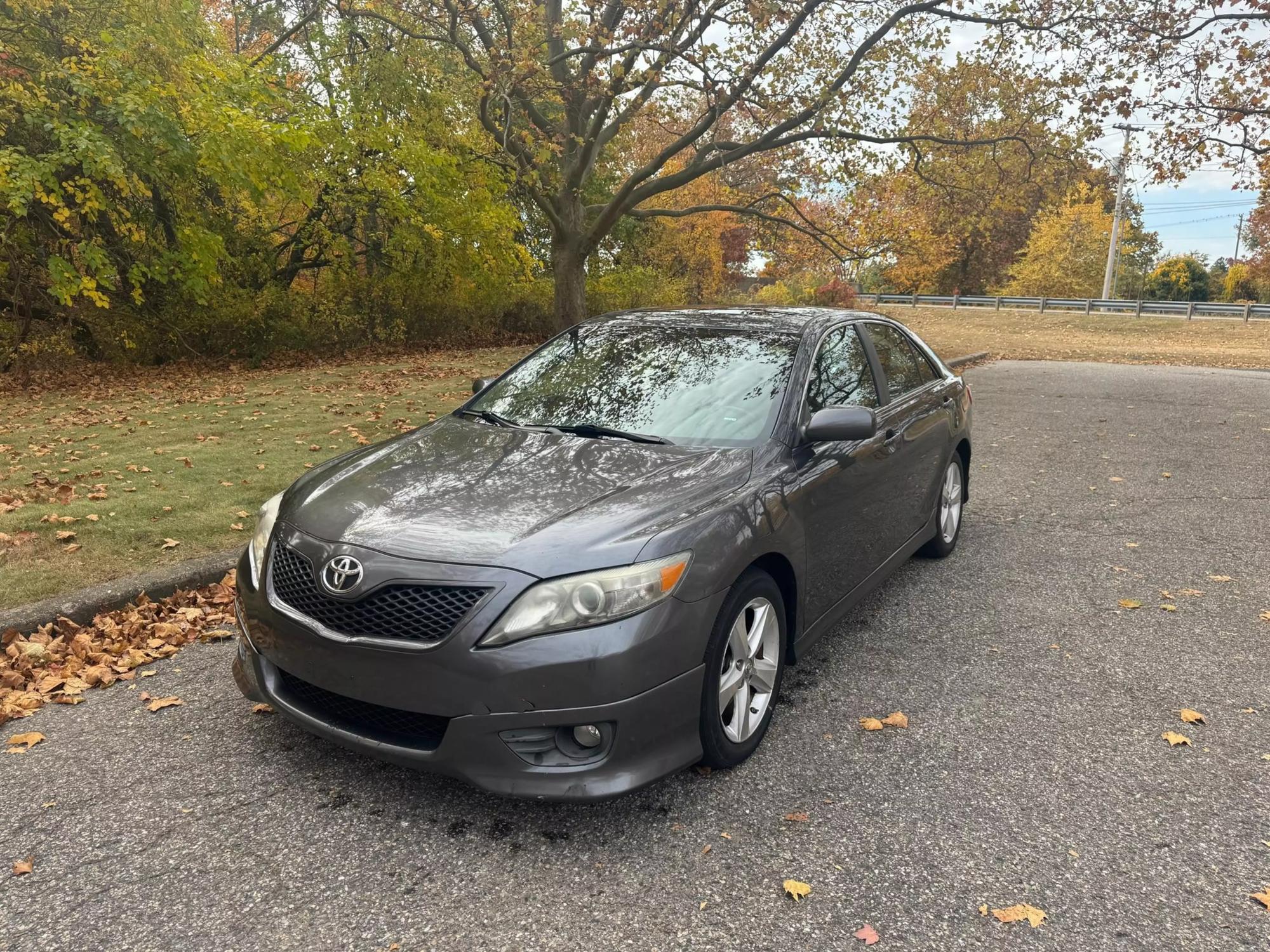 2010 Toyota Camry SE photo 14