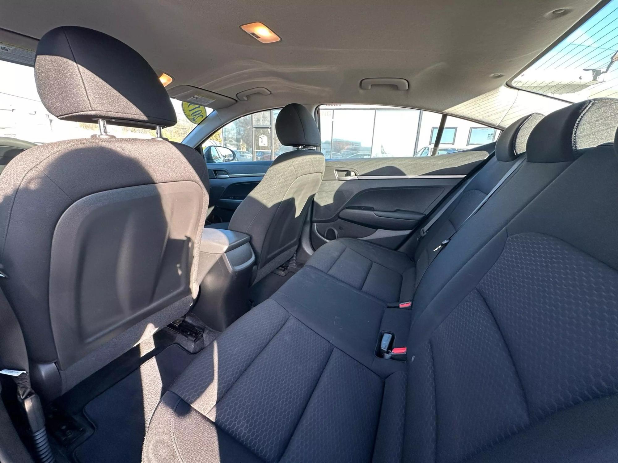 2019 Hyundai Elantra SE photo 32