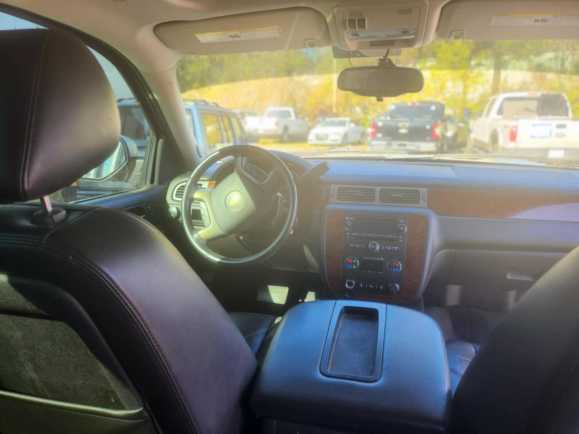 2013 Chevrolet Suburban LT photo 18