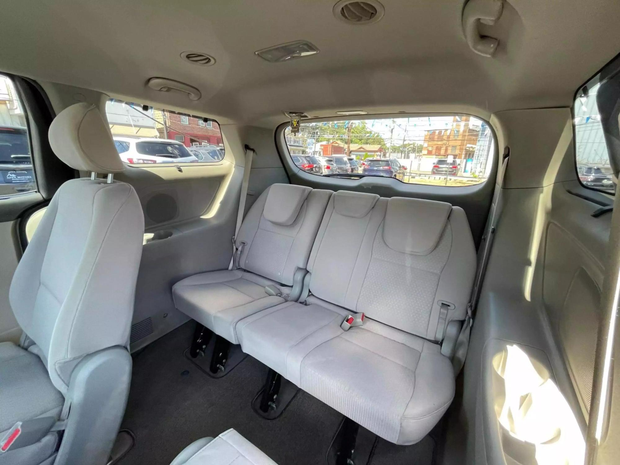 2016 Kia Sedona LX photo 123