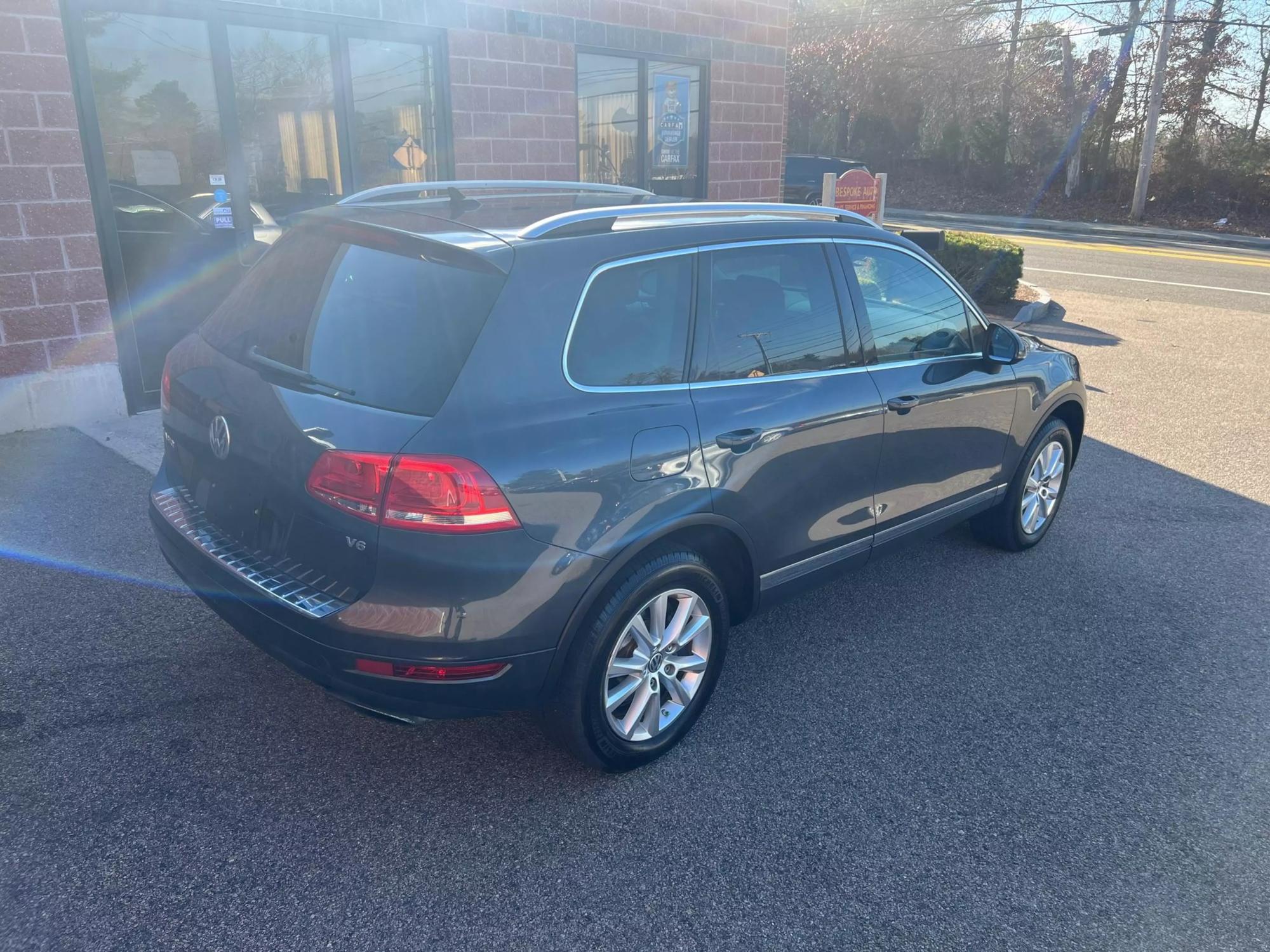 2013 Volkswagen Touareg Sport photo 23