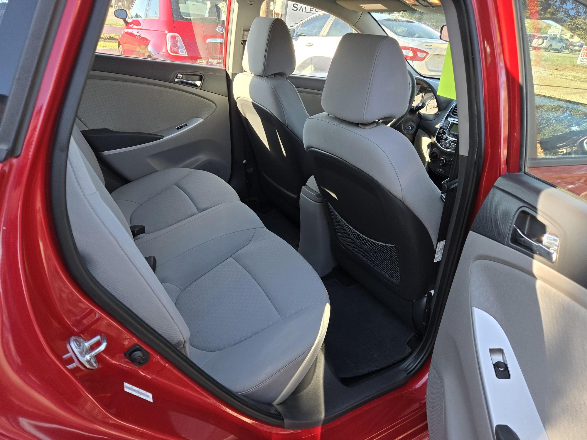 2013 Hyundai Accent SE photo 30