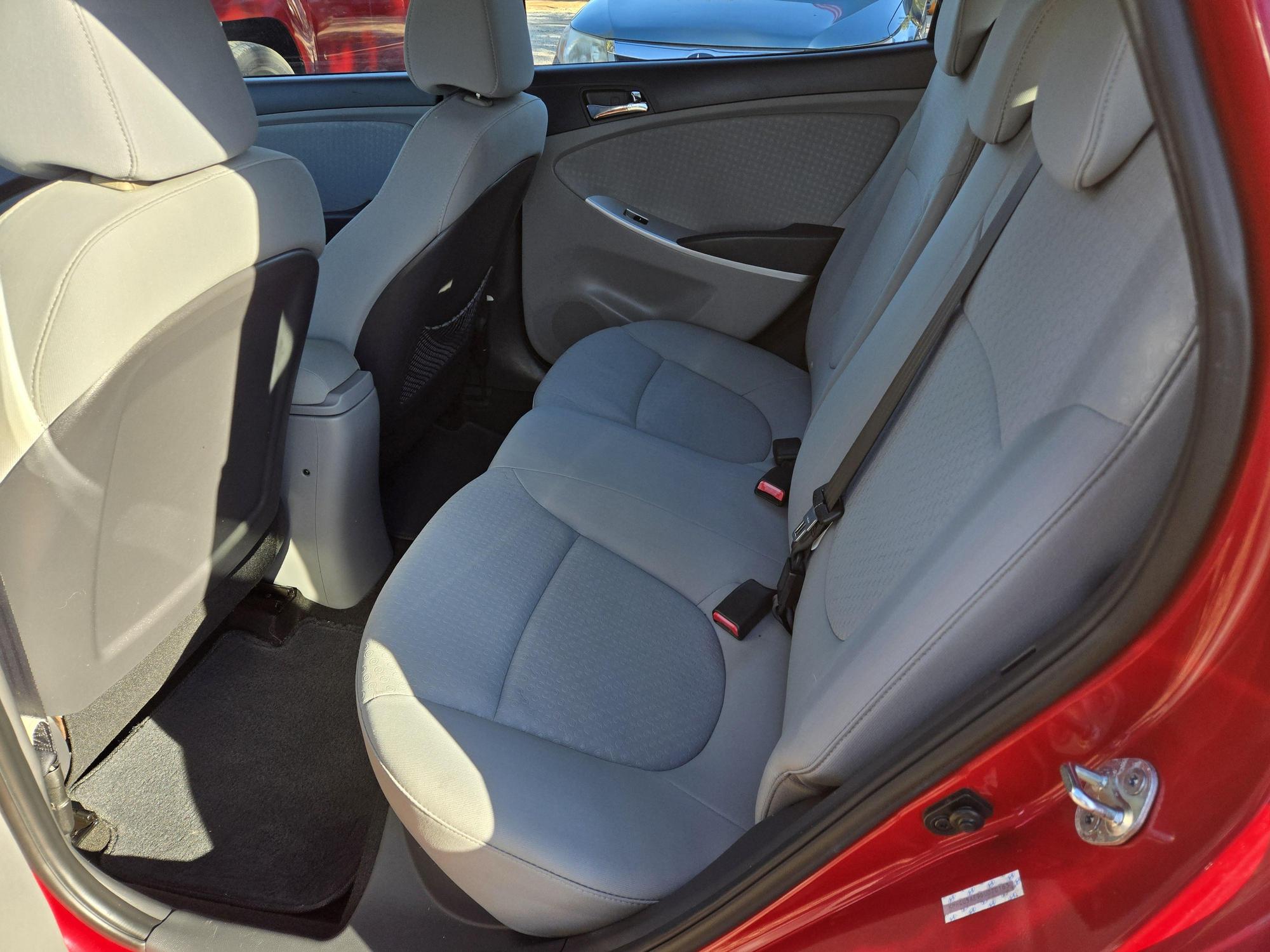 2013 Hyundai Accent SE photo 28