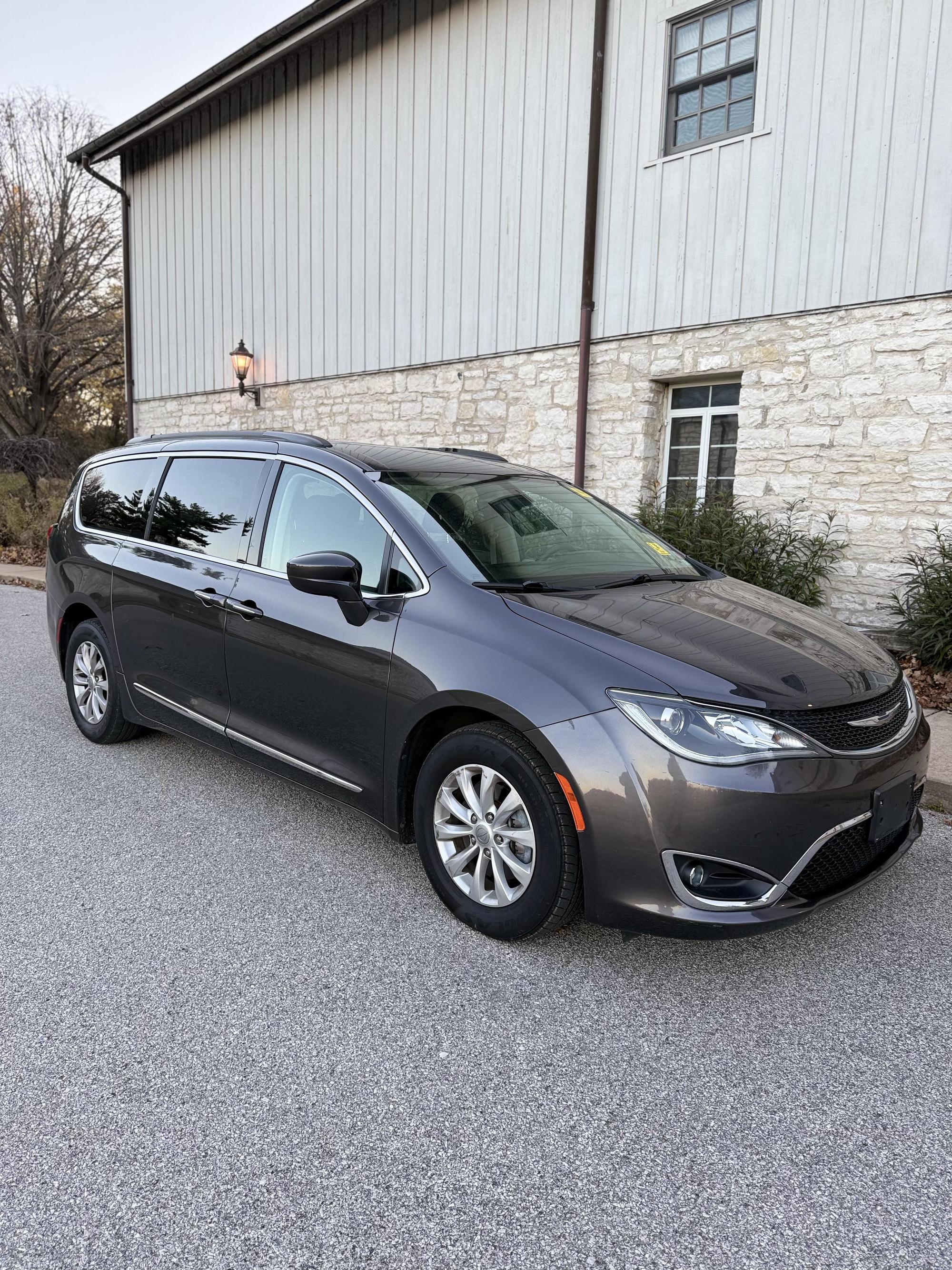 2017 Chrysler Pacifica Touring-L photo 21