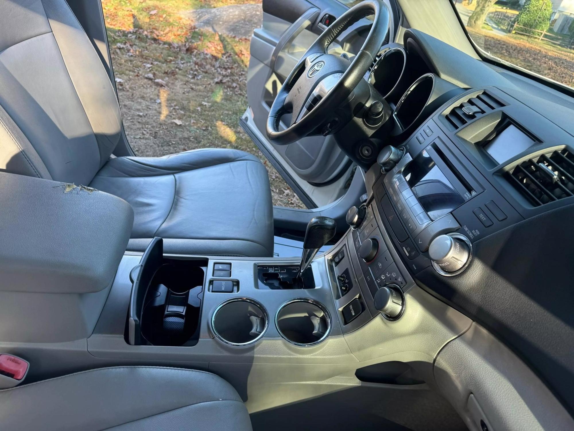 2011 Toyota Highlander SE photo 35