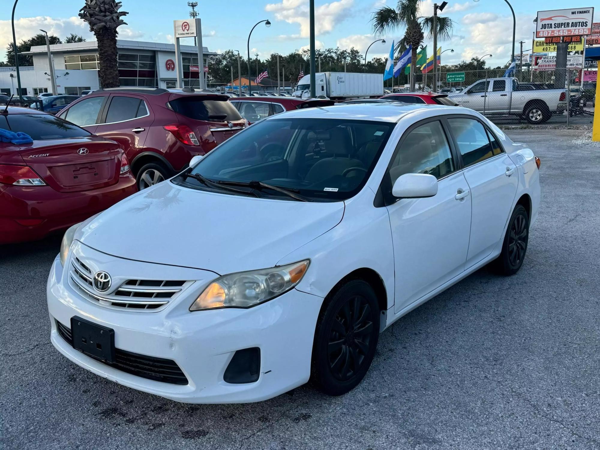 2013 Toyota Corolla LE photo 19