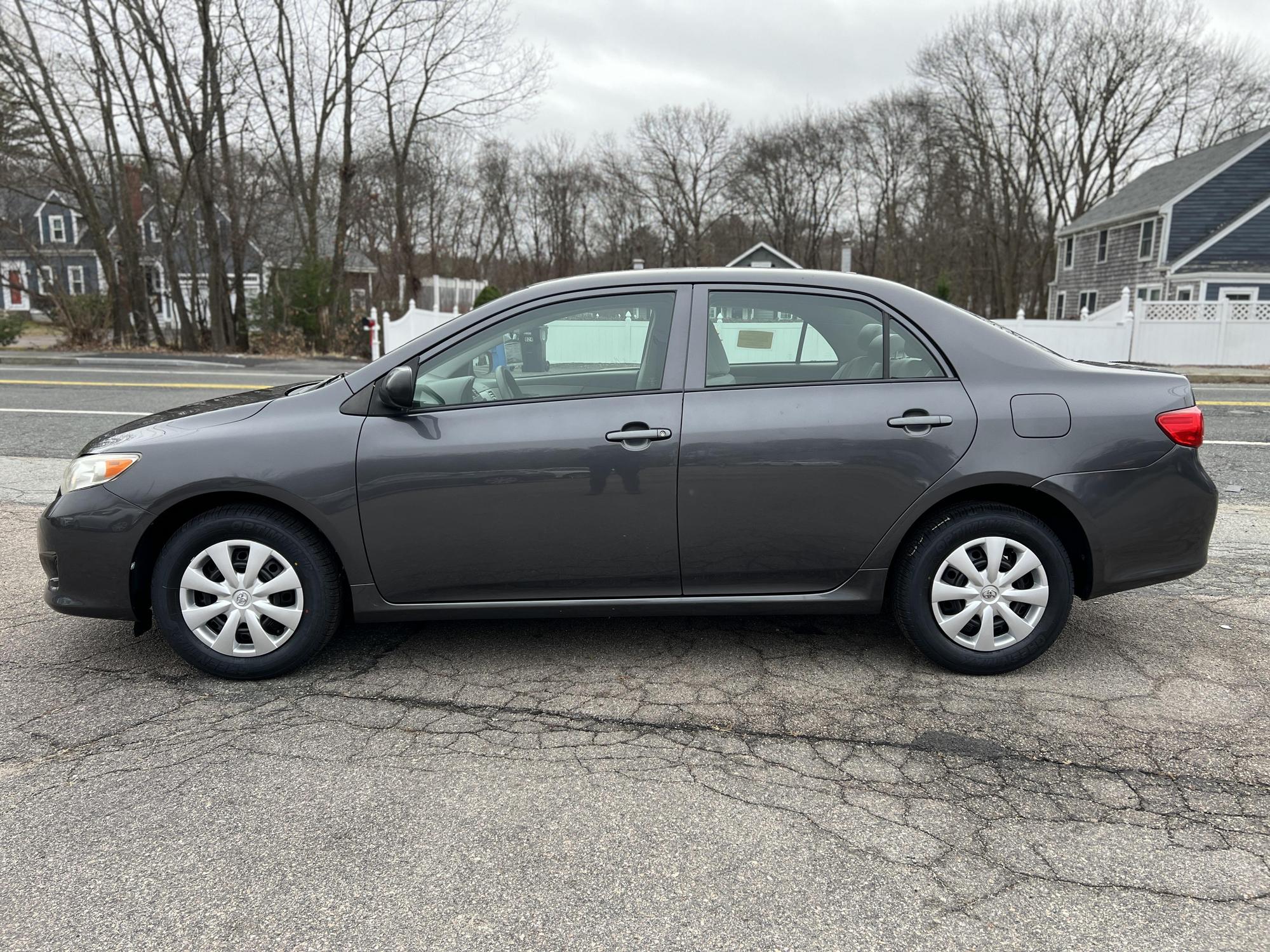 2009 Toyota Corolla LE photo 34