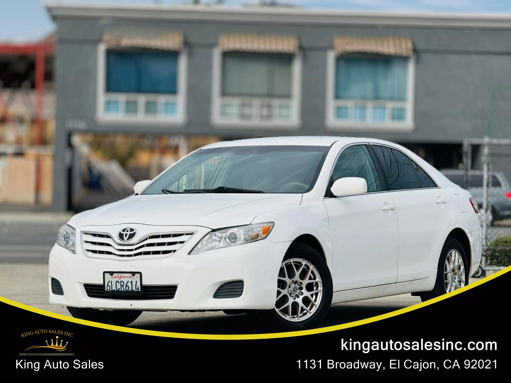 2010 Toyota Camry LE photo 16