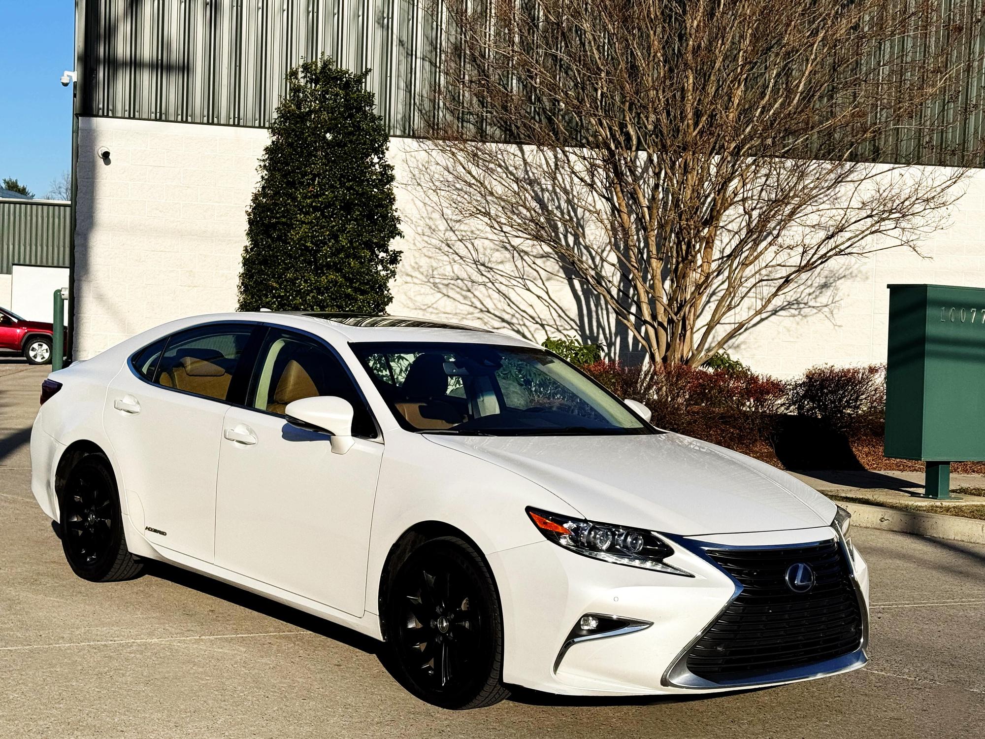 2016 Lexus ES 300h photo 52