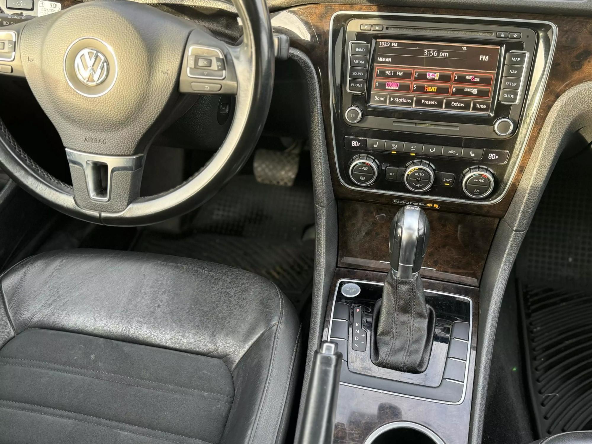 2014 Volkswagen Passat SEL Premium photo 45