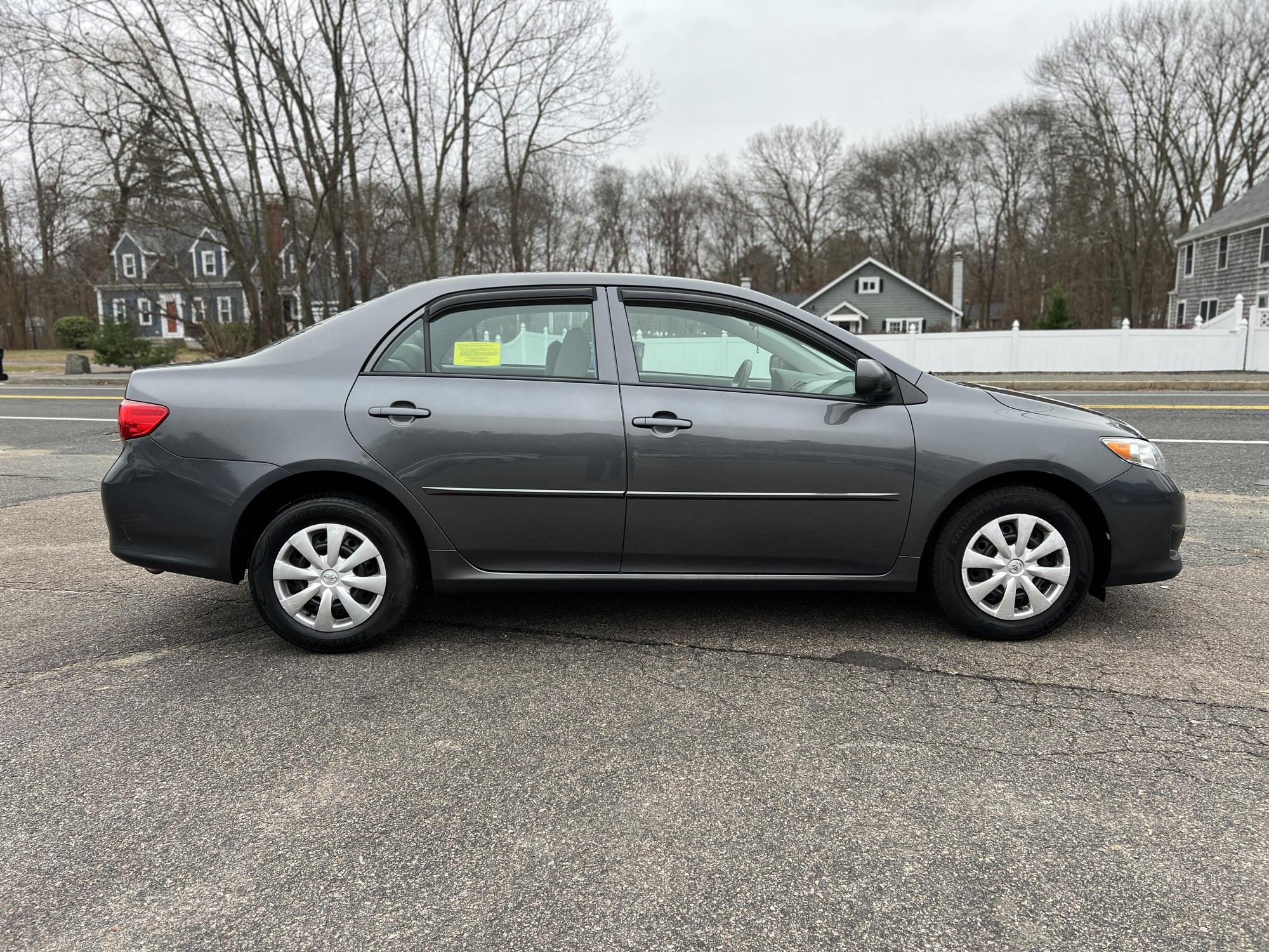 2010 Toyota Corolla LE photo 38