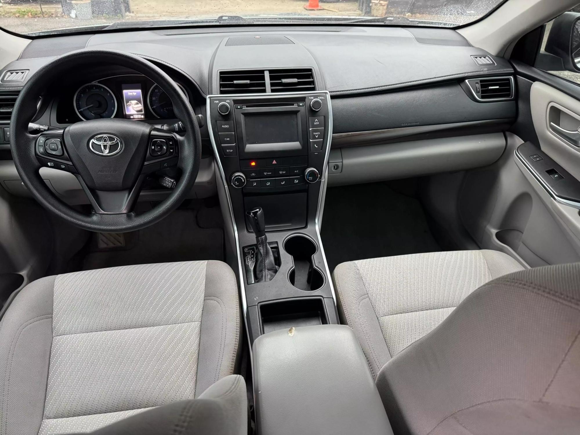 2016 Toyota Camry LE photo 18