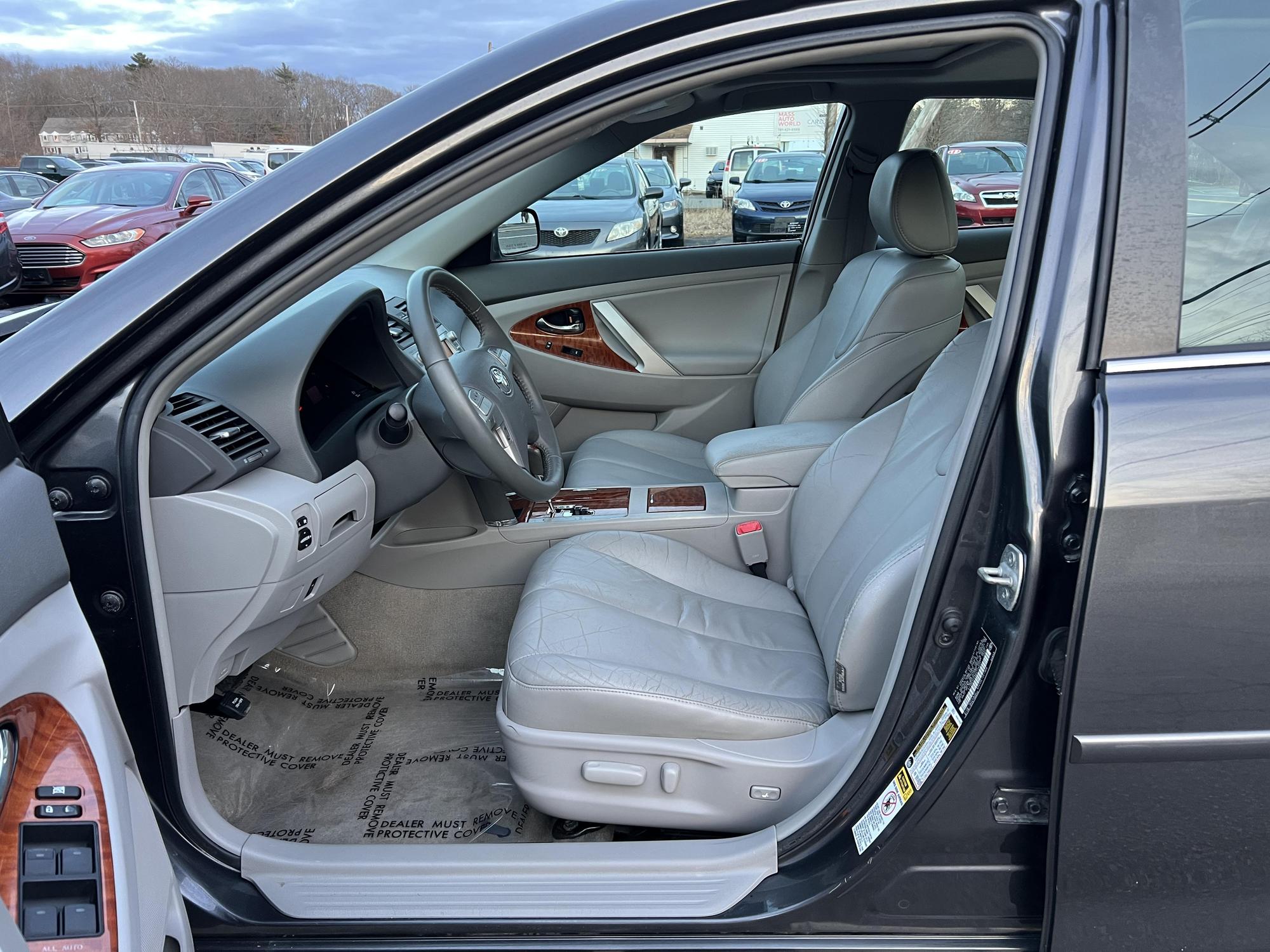 2011 Toyota Camry XLE photo 47