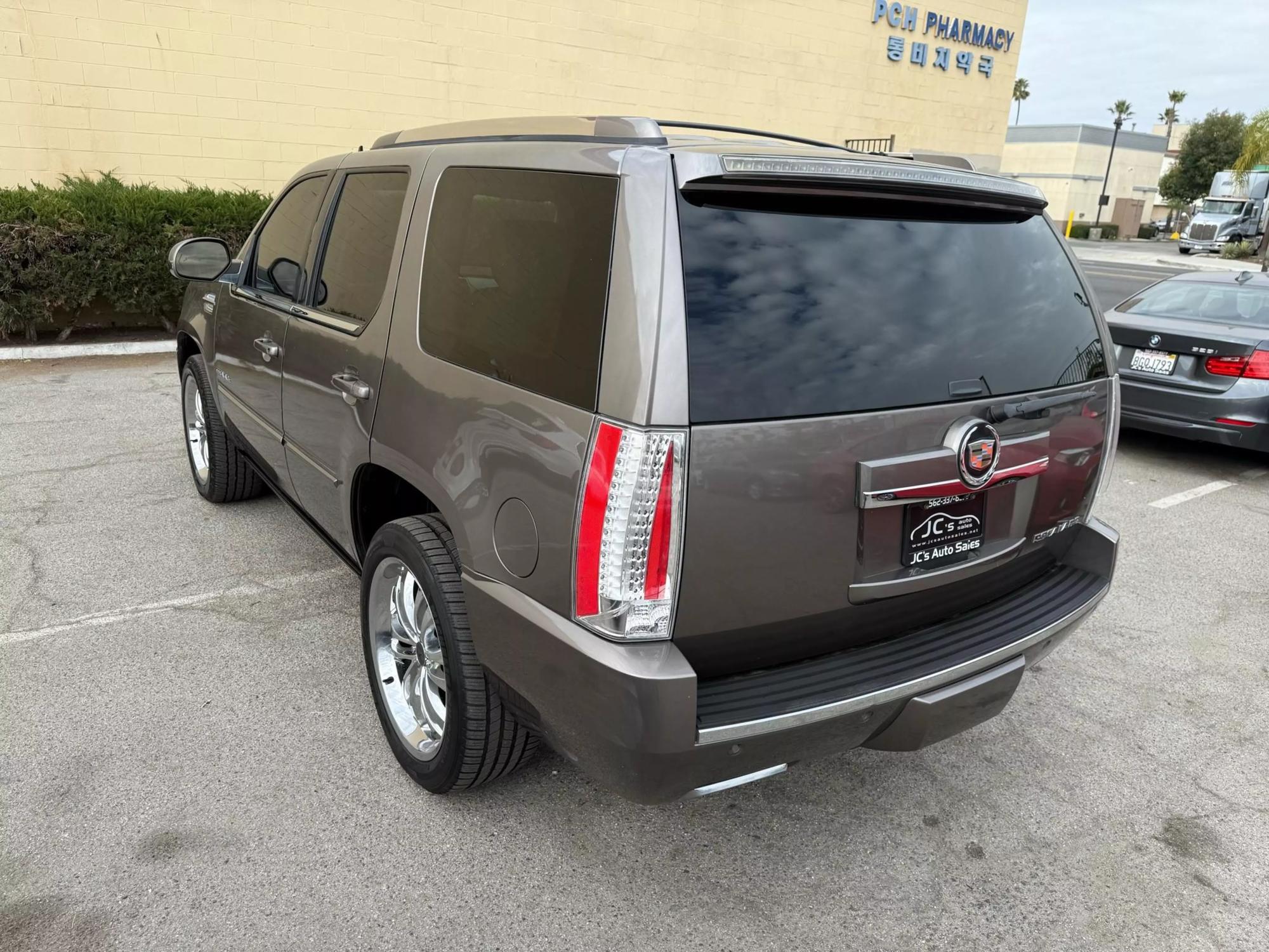 2013 Cadillac Escalade Premium photo 35