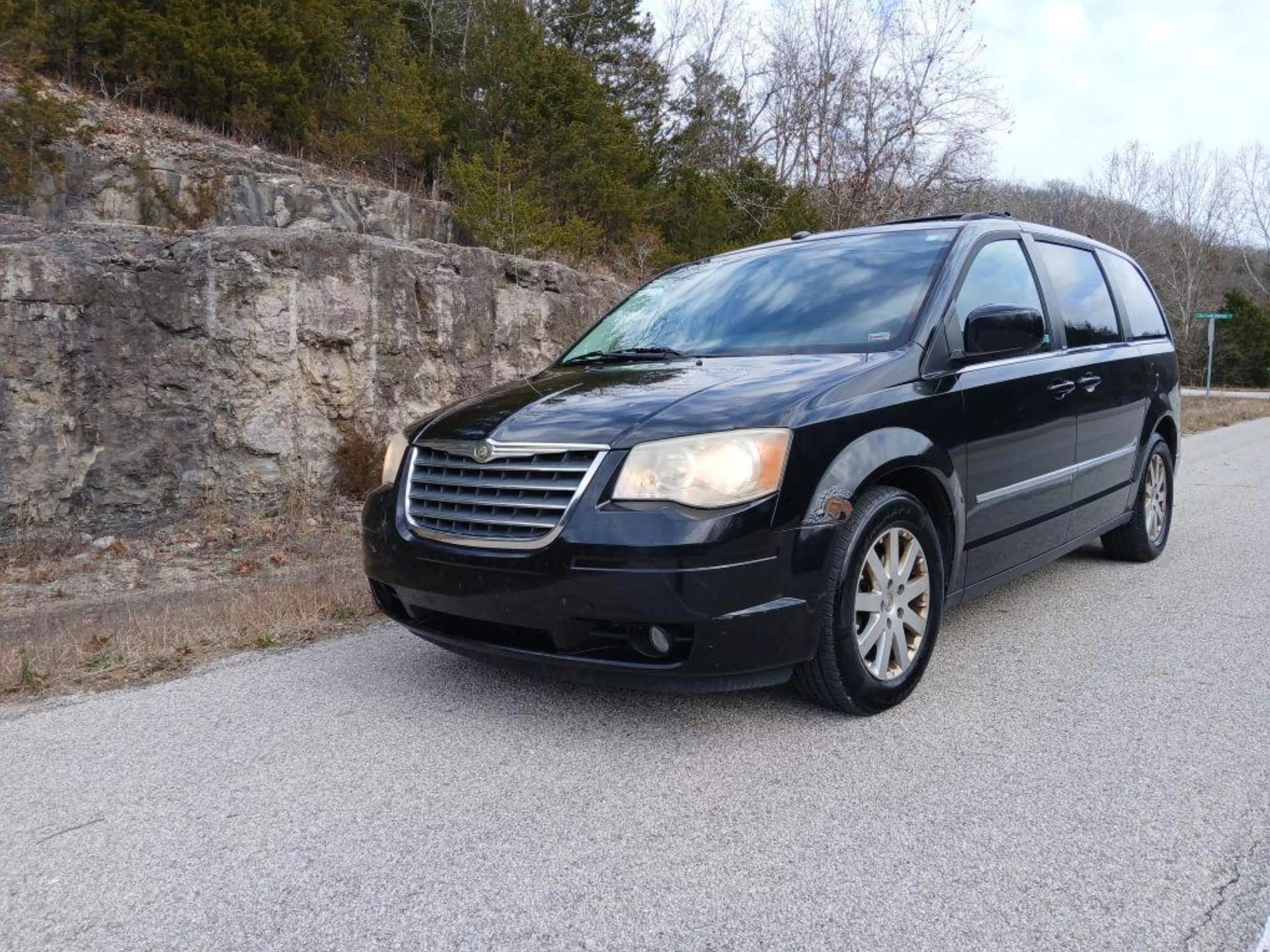 2010 Chrysler Town & Country Touring Plus photo 22