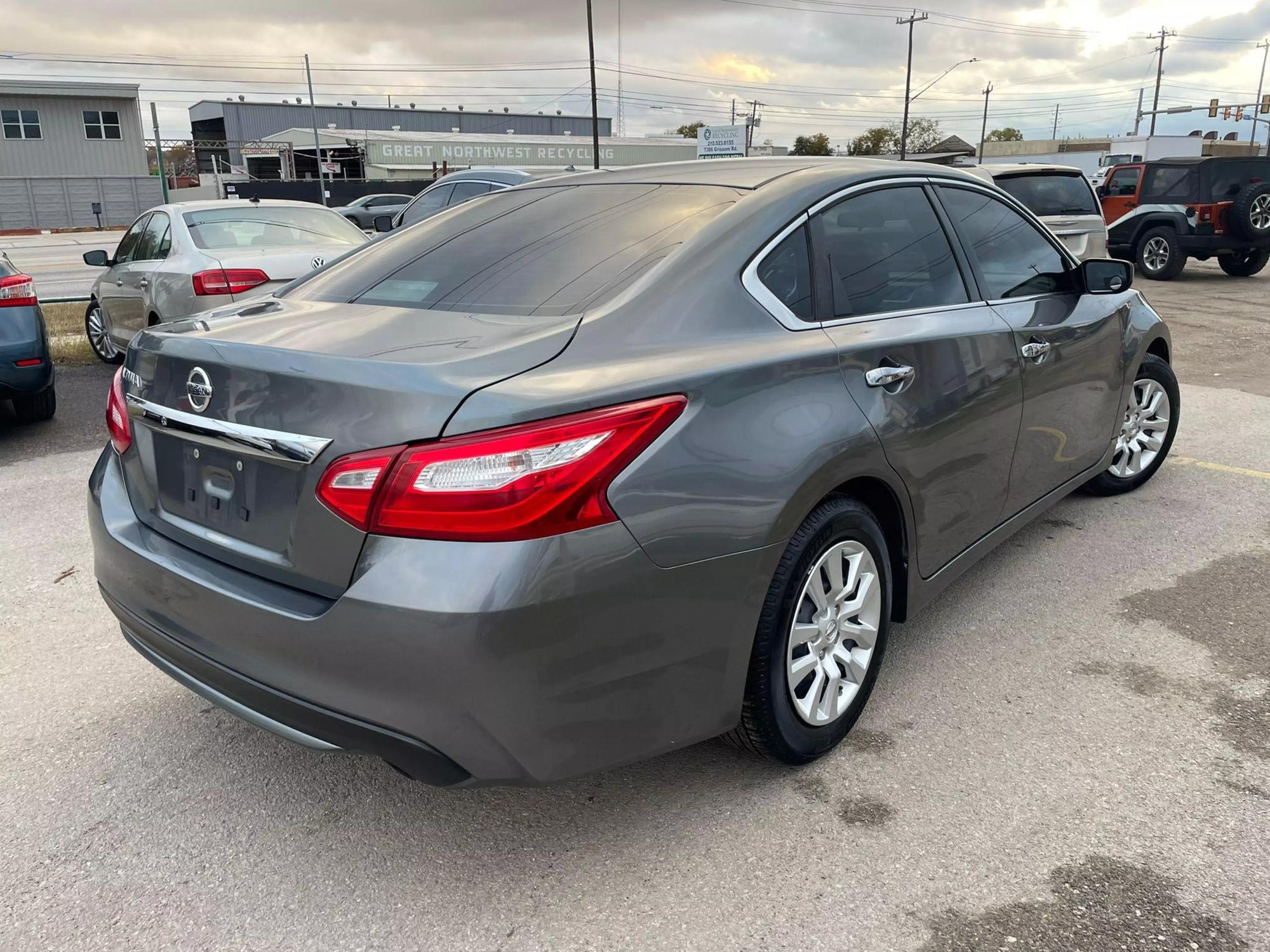 2016 Nissan Altima S photo 18