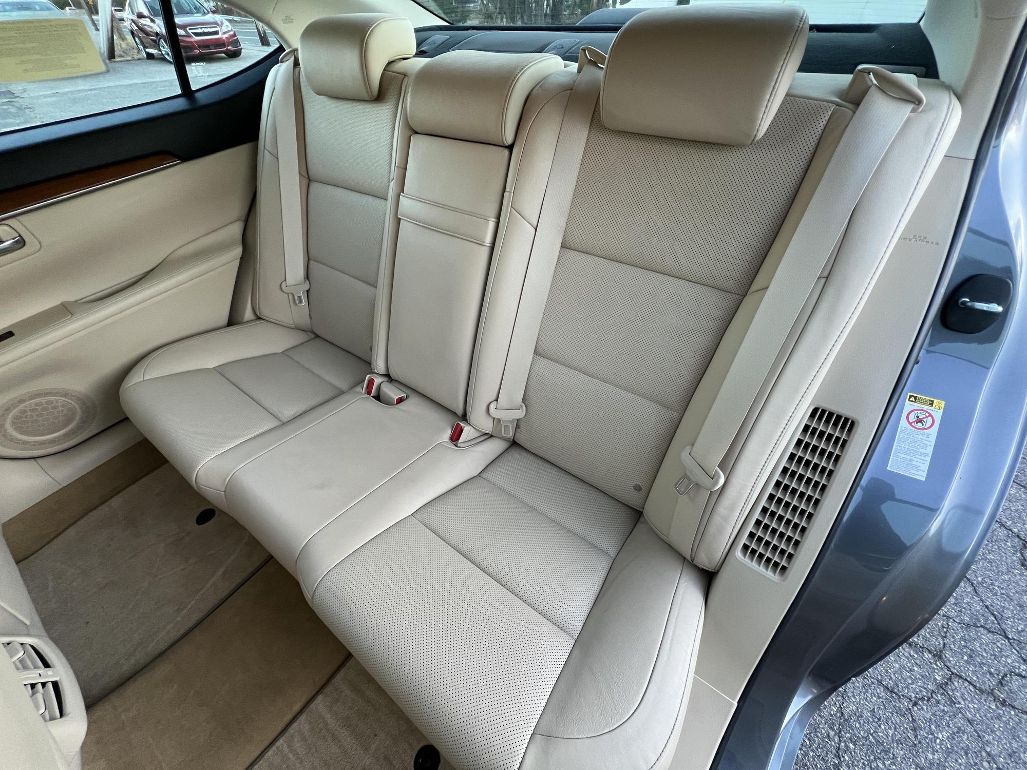 2014 Lexus ES 300h photo 53