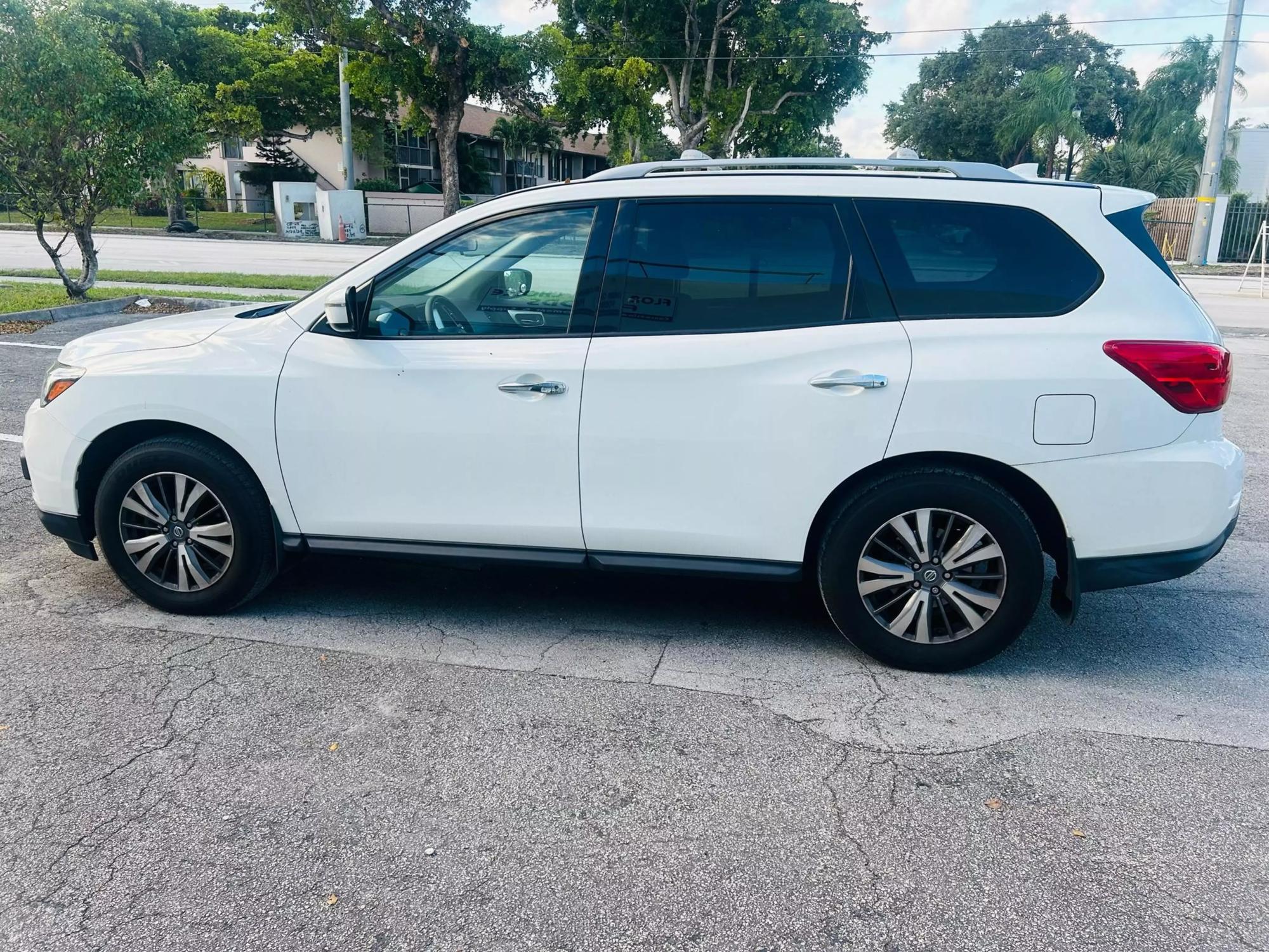 2020 Nissan Pathfinder S photo 20