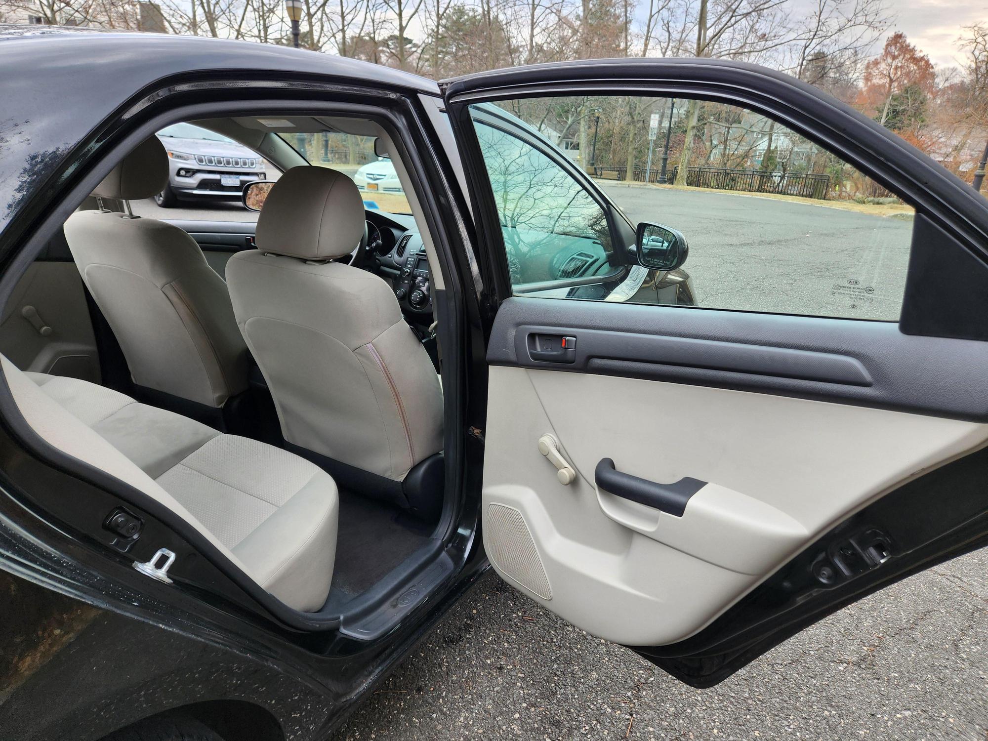 2011 Kia Forte LX photo 25