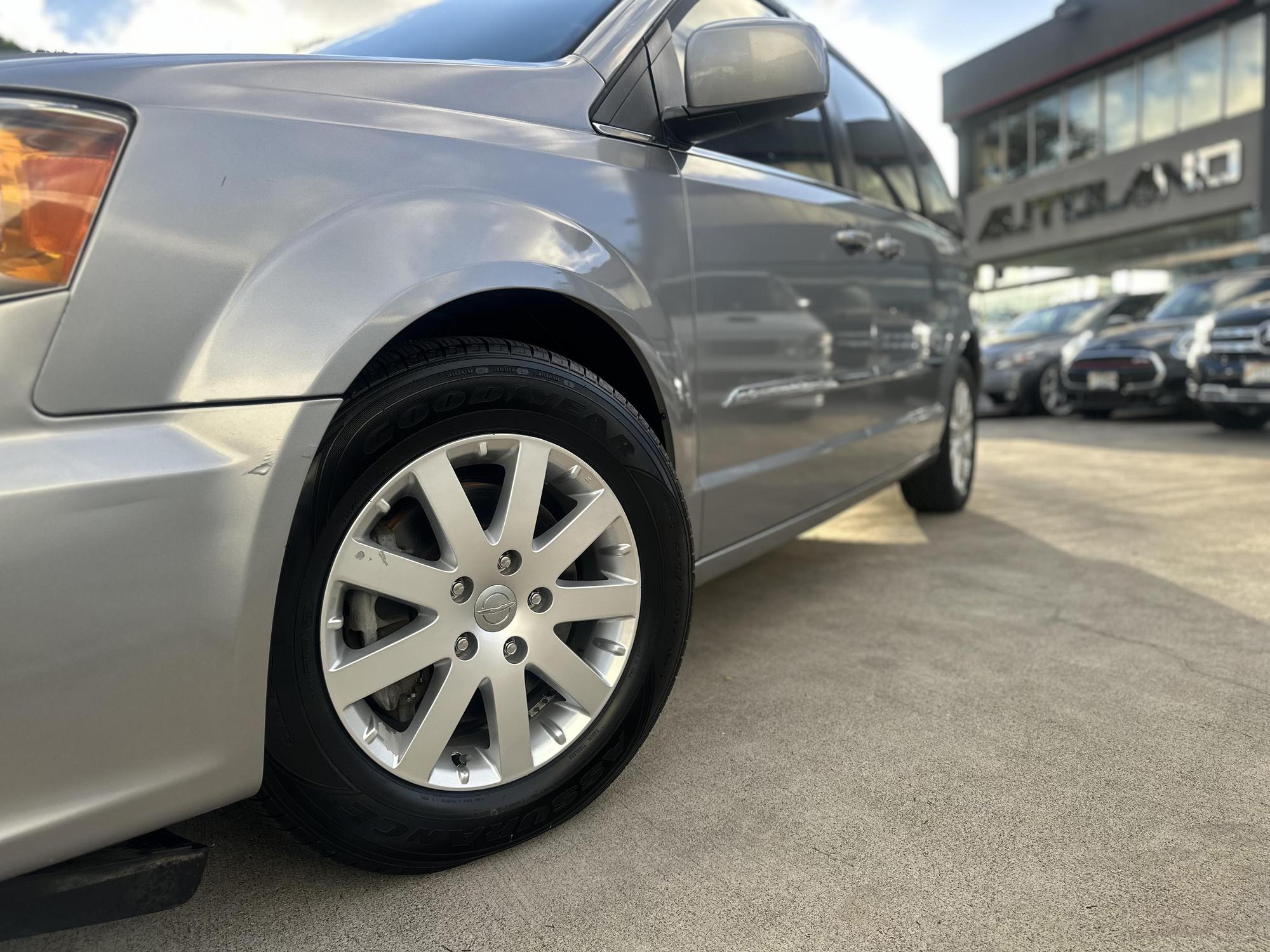 2014 Chrysler Town & Country Touring photo 25